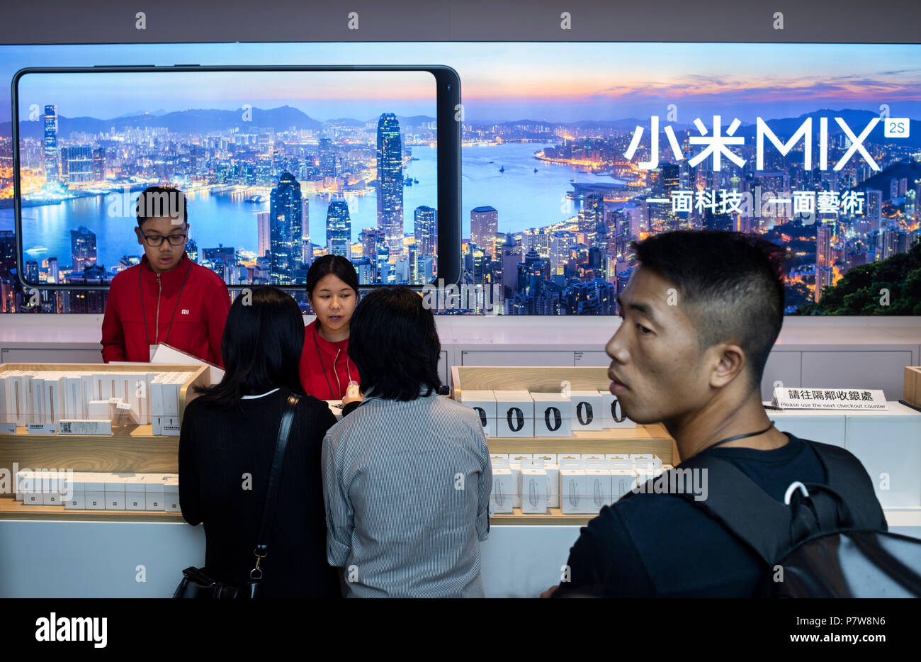 Hong Kong, Cina. 08 Luglio, 2018. I clienti acquistano cinese tecnologia multinazionale azienda prodotti Xiaomi a sua flagship store a Mong Kok, Hong Kong. Cinese telefono mobile e tecnologia gigante Xiaomi è impostato per avere la loro 'IPO' offerta pubblica iniziale in borsa di Hong Kong il 9 luglio 2018 spera di aumentare di 6 miliardi di dollari di Hong Kong. Credito: SOPA Immagini limitata/Alamy Live News Foto Stock