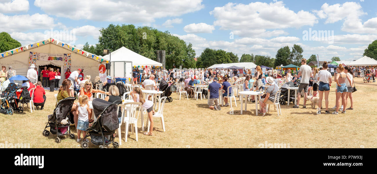 Cheshire, Regno Unito. 08 Luglio 2018 - Stockton Heath Festival nel Cheshire, Inghilterra, Regno Unito, hanno tenuto la loro undicesima fete sul campo eventi dove centinaia di persone braved la canicola e si è divertita Credito: John Hopkins/Alamy Live News Credito: John Hopkins/Alamy Live News Foto Stock