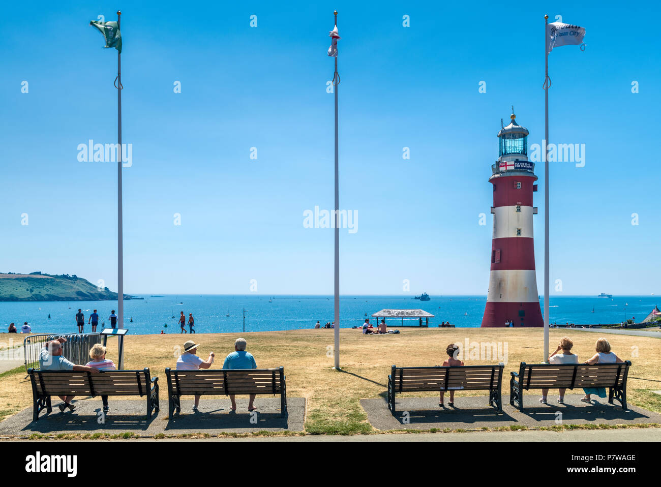 Plymouth, UK. Il 9 luglio 2018. Regno Unito - Previsioni del tempo - la calura continua nel sud ovest dell'Inghilterra con nessun segno di rottura della stessa come persone potrete crogiolarvi al sole su Plymouth Hoe. Credito: Terry Mathews/Alamy Live News Foto Stock