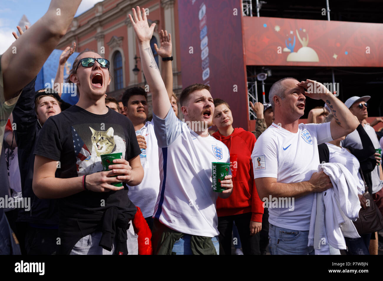 San Pietroburgo, Russia - Luglio 7, 2018: inglese i tifosi di calcio a FIFA Fan Fest a San Pietroburgo guarda il quarterfinal match della Coppa del Mondo FIFA 2018 Foto Stock