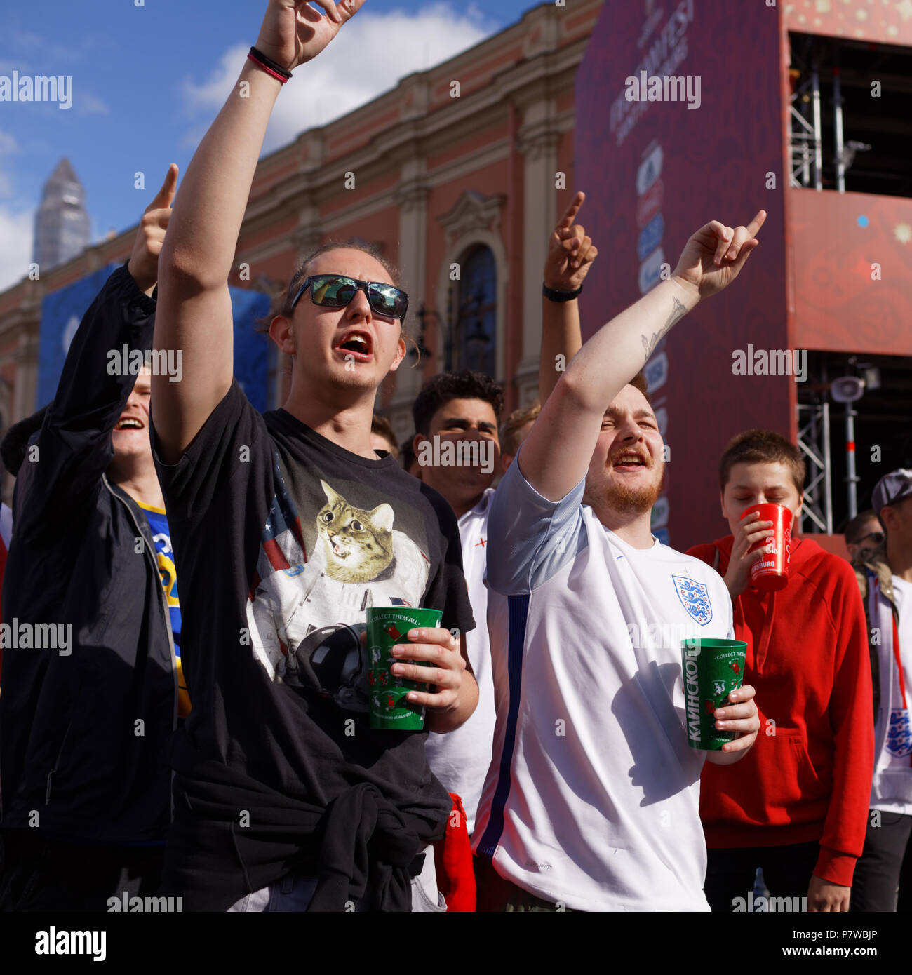 San Pietroburgo, Russia - Luglio 7, 2018: inglese i tifosi di calcio a FIFA Fan Fest a San Pietroburgo guarda il quarterfinal match della Coppa del Mondo FIFA 2018 Foto Stock