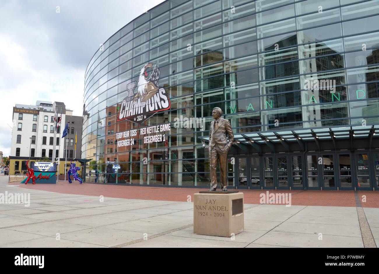 GRAND Rapids, MI / STATI UNITI D'America - 15 ottobre 2017: Il Van Andel Arena, qui mostrato, ha ospitato più di cinque milioni di patroni sin dalla sua apertura nel 1996. Foto Stock
