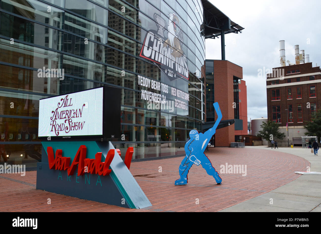 GRAND Rapids, MI / STATI UNITI D'America - 15 ottobre 2017: Il Van Andel Arena, qui mostrato, ha ospitato più di cinque milioni di patroni sin dalla sua apertura nel 1996. Foto Stock