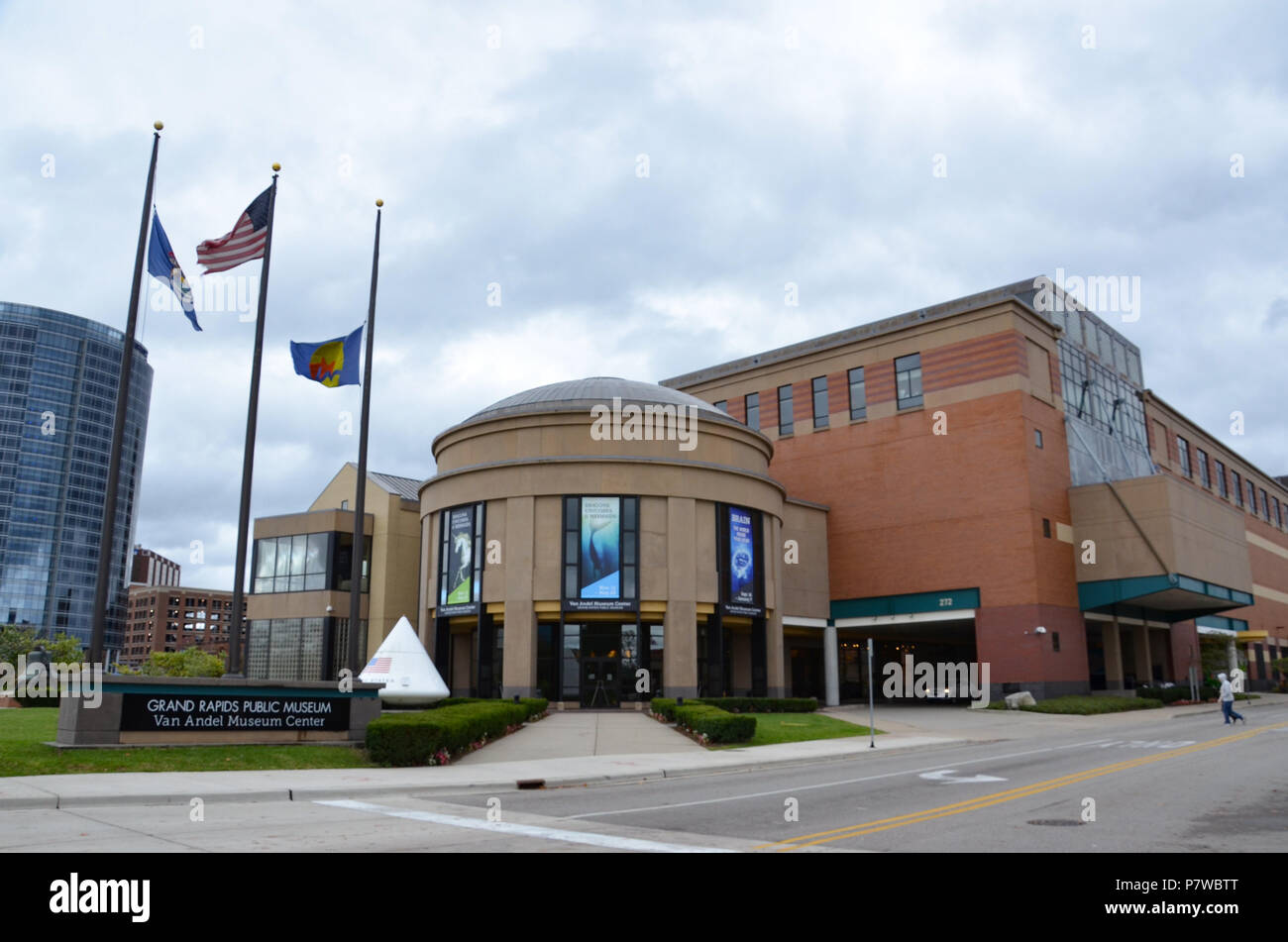 GRAND Rapids, MI / STATI UNITI D'America - 15 ottobre 2017: Il Van Andel Museum, qui mostrato, comprende un planetario e una giostra. Foto Stock