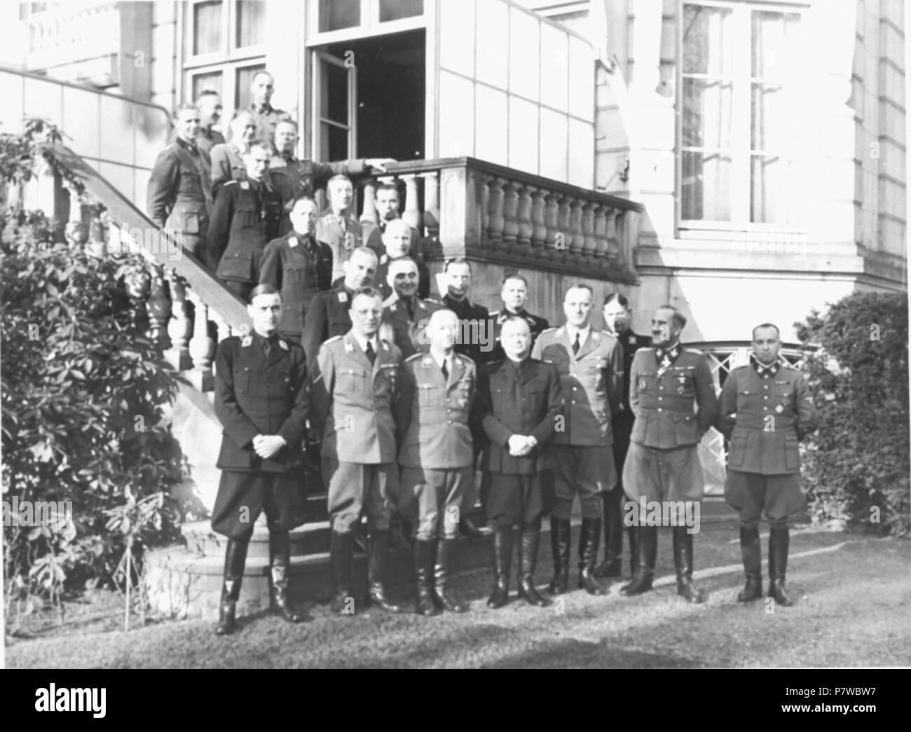 . Bezoek Himmler. Nederlands: Bezoek Himmler aan Nederland. v.l.n.r. 1e rij: v. Geelkerken, Seyss-Inquart, Himmler, Mussert, Rauter, de Blocq van Schelting, Demelhuber. v.l.n.r. 2e rij: migliore. G. Berger, Muller, Lehning Feldmeijer. 3e rij: Huygen, Ritterbusch, Harster, Müller. Geheel rechts Erich Naumann, de derde Befehlshaber der Sicherheitspolizei und des SD in Nederland. Deze foto è afkomstig uit het archief van de Fotodienst der NSB. 31 Gennaio 1944 42 Bezoek Himmler - der Fotodienst NSB - NIOD - 48067 Foto Stock