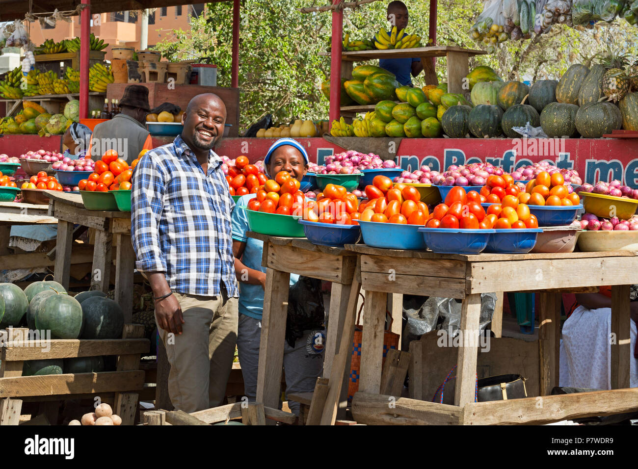 Venditori ambulanti, Strada mercato di frutta e verdura, regione Ankole, Uganda, Africa orientale Foto Stock