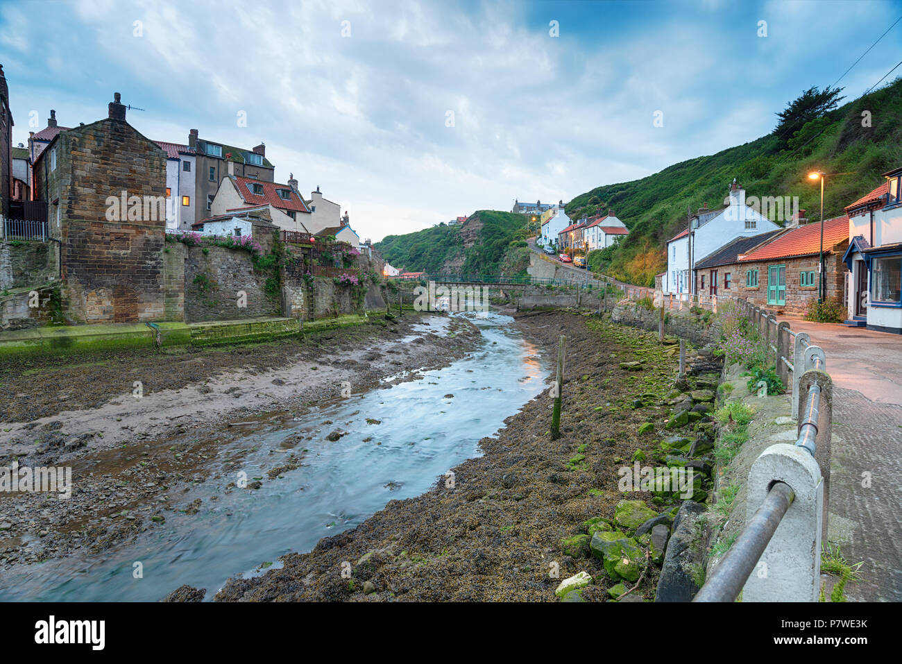 Crepuscolo presso Staithes, un villaggio di pescatori sulla costa dello Yorkshire Foto Stock