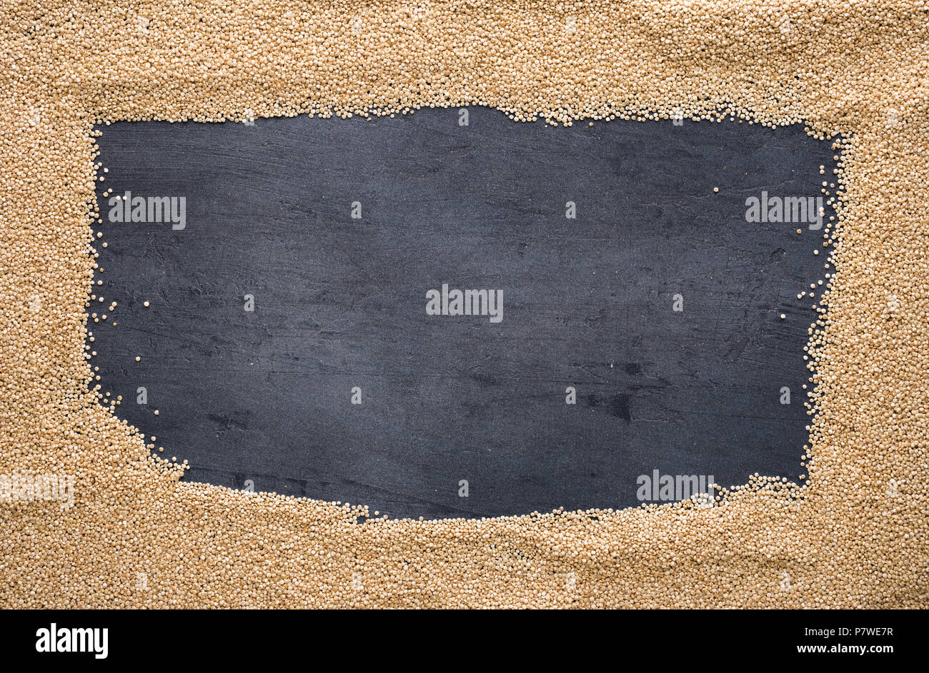 Telaio di materie di quinoa su sfondo scuro, vista dall'alto Foto Stock