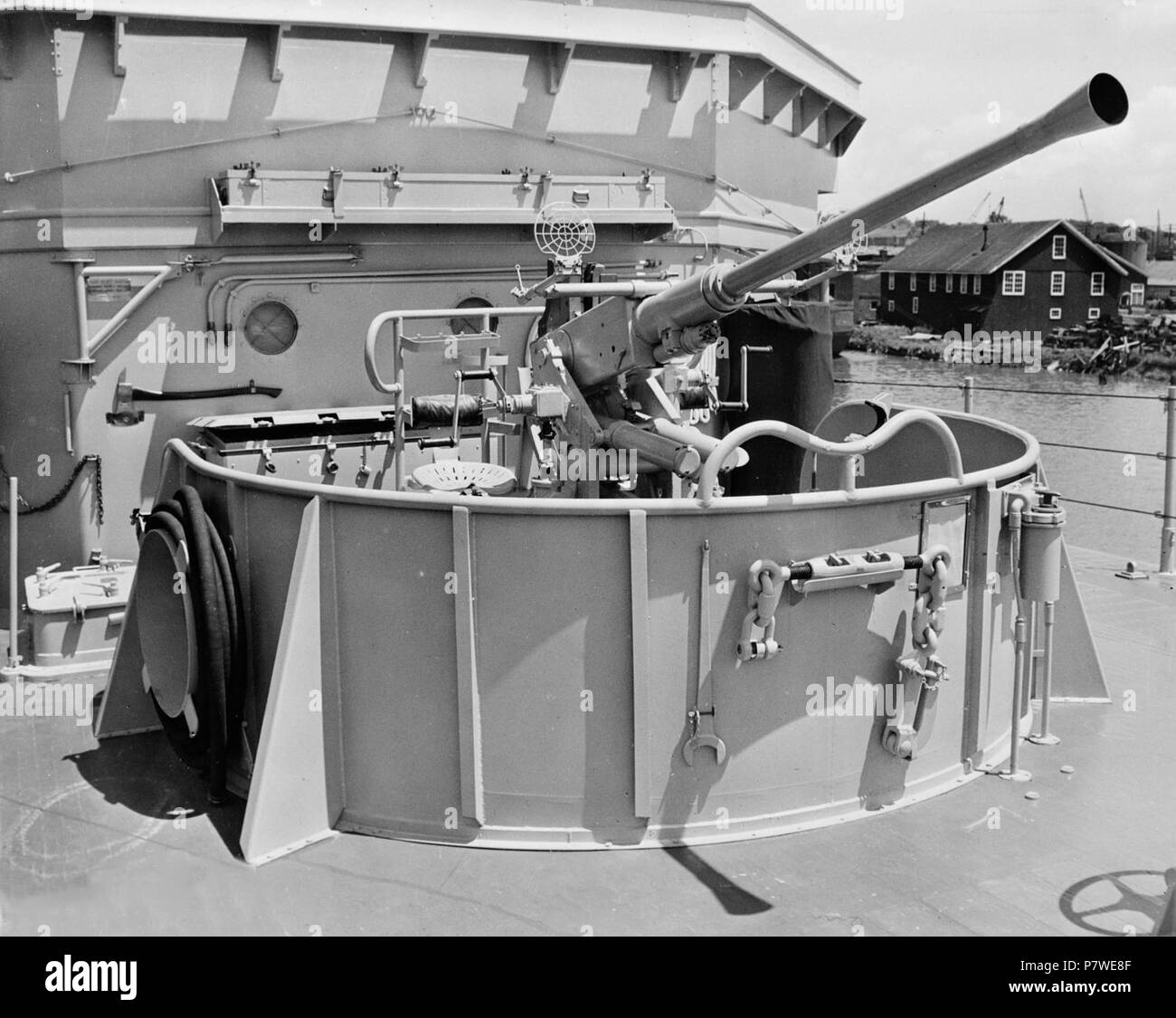 40 mm Bofors gun a bordo della USS Valor (MSO-472) nel 1954. Foto Stock