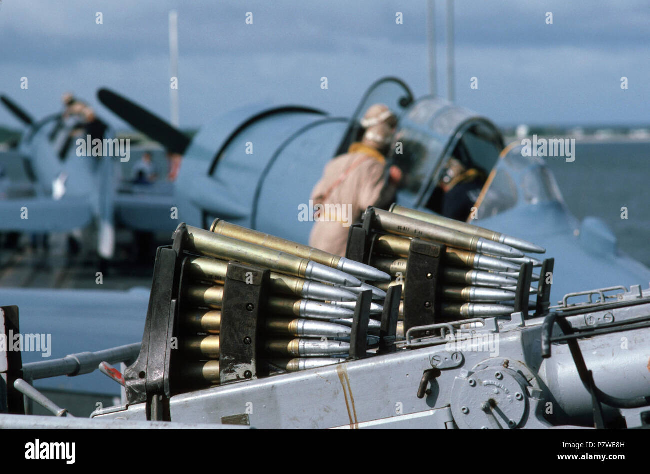 40 mm Bofors sulla USS Lexington (AVT-16) nel 1987. Fermi di munizioni il riempimento del meccanismo otturatore di una twin 40 mm Bofors gun supporto installato sulla formazione della portaerei USS Lexington (AVT 16) durante le riprese di ABC-TV movie "Guerra e ricordo. Gli attori sono al lavoro su un SNJ texano aeromobile in background. Foto Stock