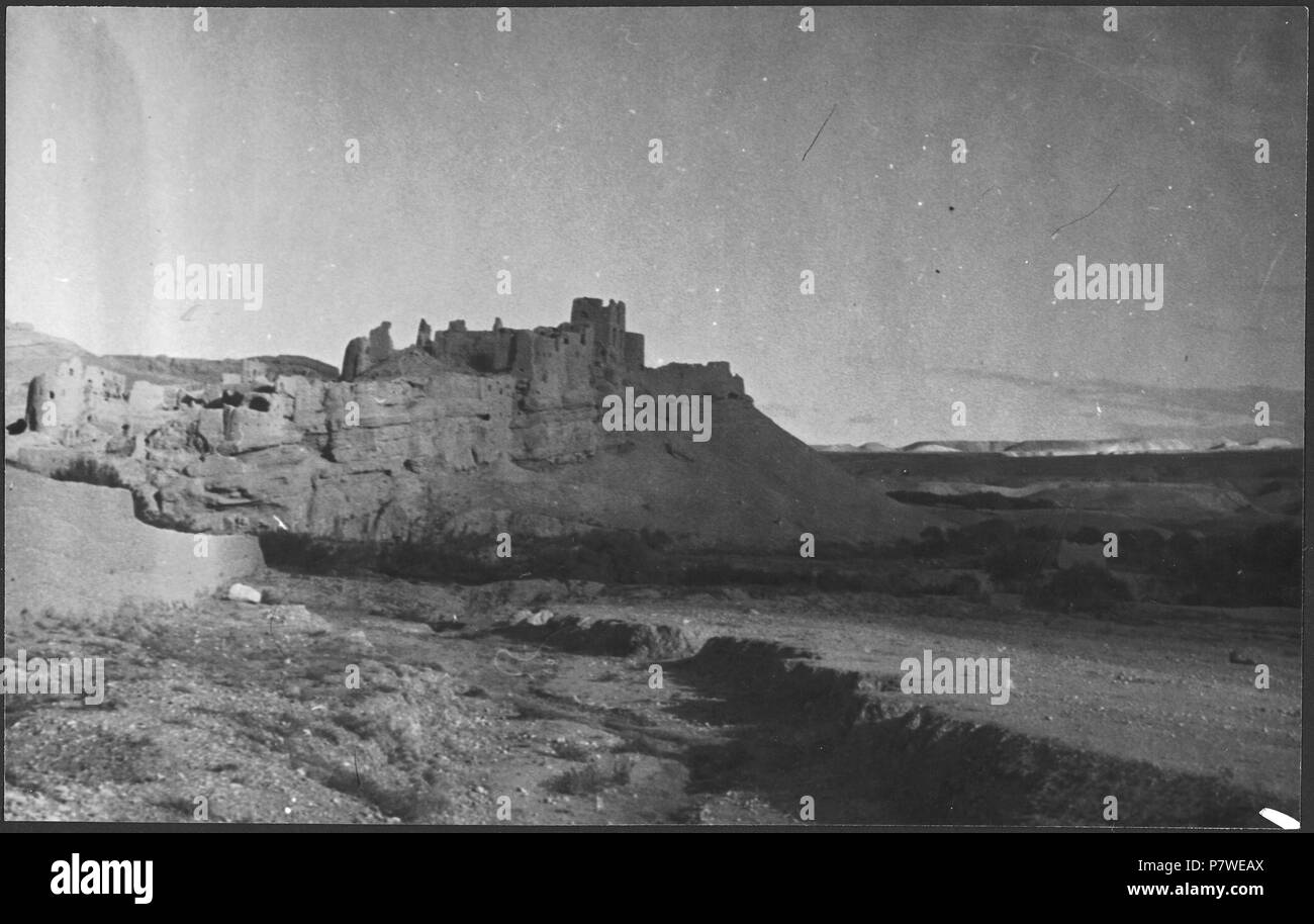 Afghanistan, Tash Kurgan (Khulm, Kholm): Landschaft; Blick auf eine Ruine auf einem Hügel. Dal 1939 fino al 1940 65 CH-NB - Afghanistan, Tash Kurgan (Khulm, Kholm)- Landschaft - Annemarie Schwarzenbach - SLA-Schwarzenbach-UN-5-21-072 Foto Stock