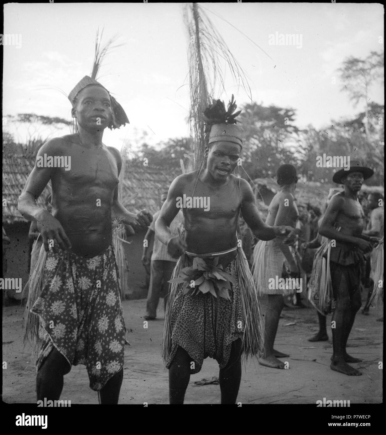 Belgisch-Kongo, Aketi: Menschen; Zwei schwarze tanzende Männer mit Kopf- und Körperschmuck. Dal maggio 1941 fino al Marzo 1942 66 CH-NB - Belgisch-Kongo, Aketi- Menschen - Annemarie Schwarzenbach - SLA-Schwarzenbach-UN-5-25-145 Foto Stock