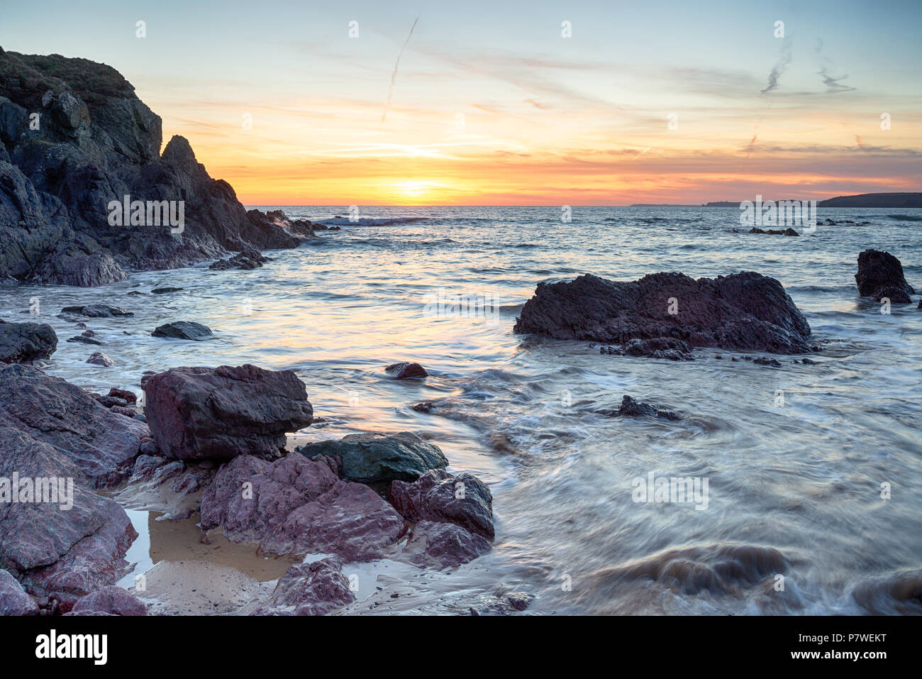 Tramonto mozzafiato di acqua dolce di forma West Beach Il Pembrokeshire Coast in Galles Foto Stock