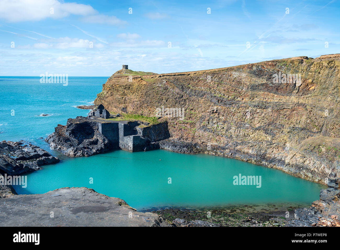 La piscina blu a Abereiddy su Il Pembrokeshire Coast in Galles Foto Stock