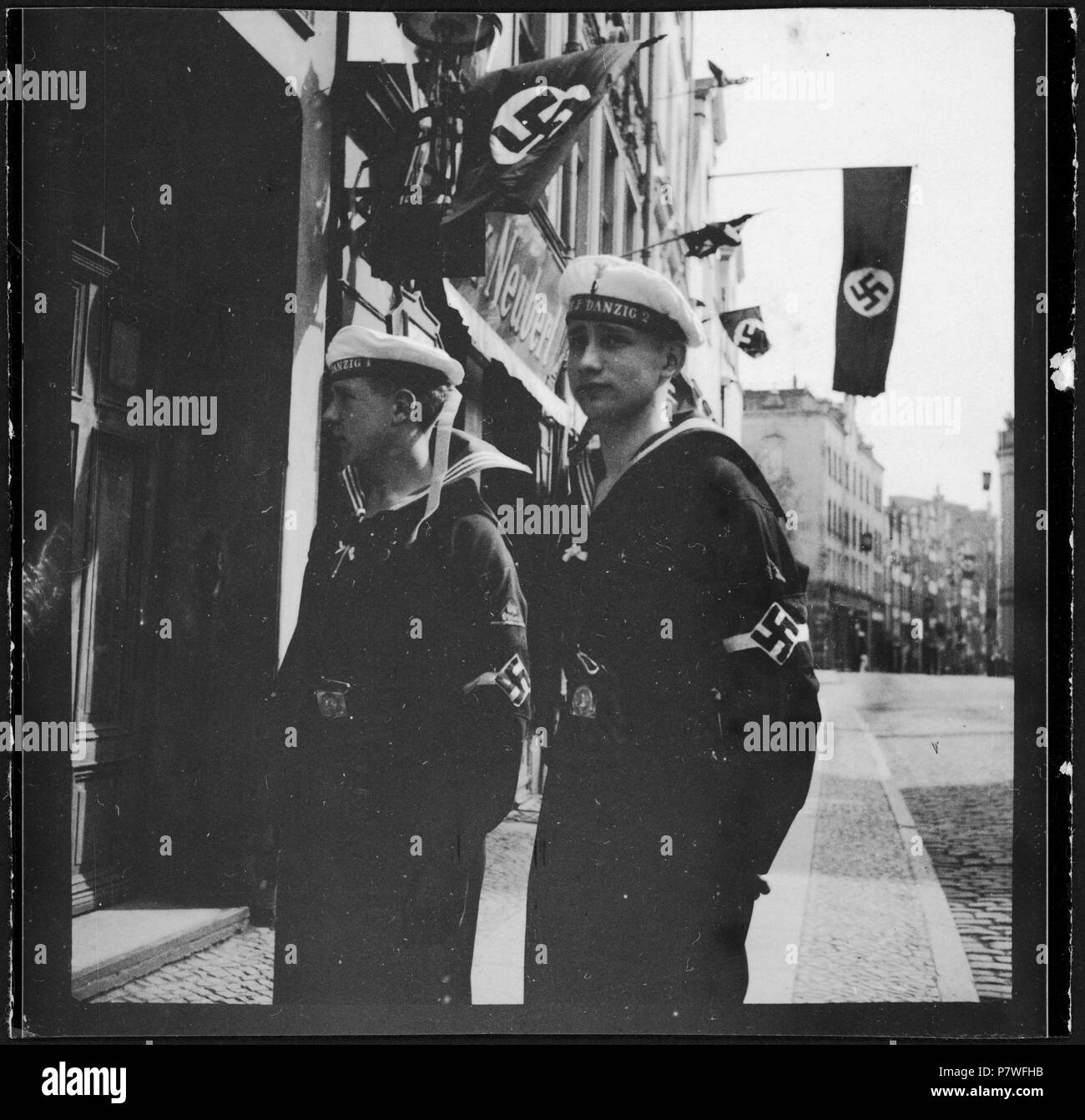 Freie Stadt Danzig, Danzica (Gdansk): Hitlerjugend; 2 Knaben in uniforme der Hitlerjugend Marine mit Hakenkreuz-Armbinde. 1937 71 CH-NB - Freie Stadt Danzig, Danzica (Gdansk)- Hitlerjugend - Annemarie Schwarzenbach - SLA-Schwarzenbach-UN-5-13-072 Foto Stock