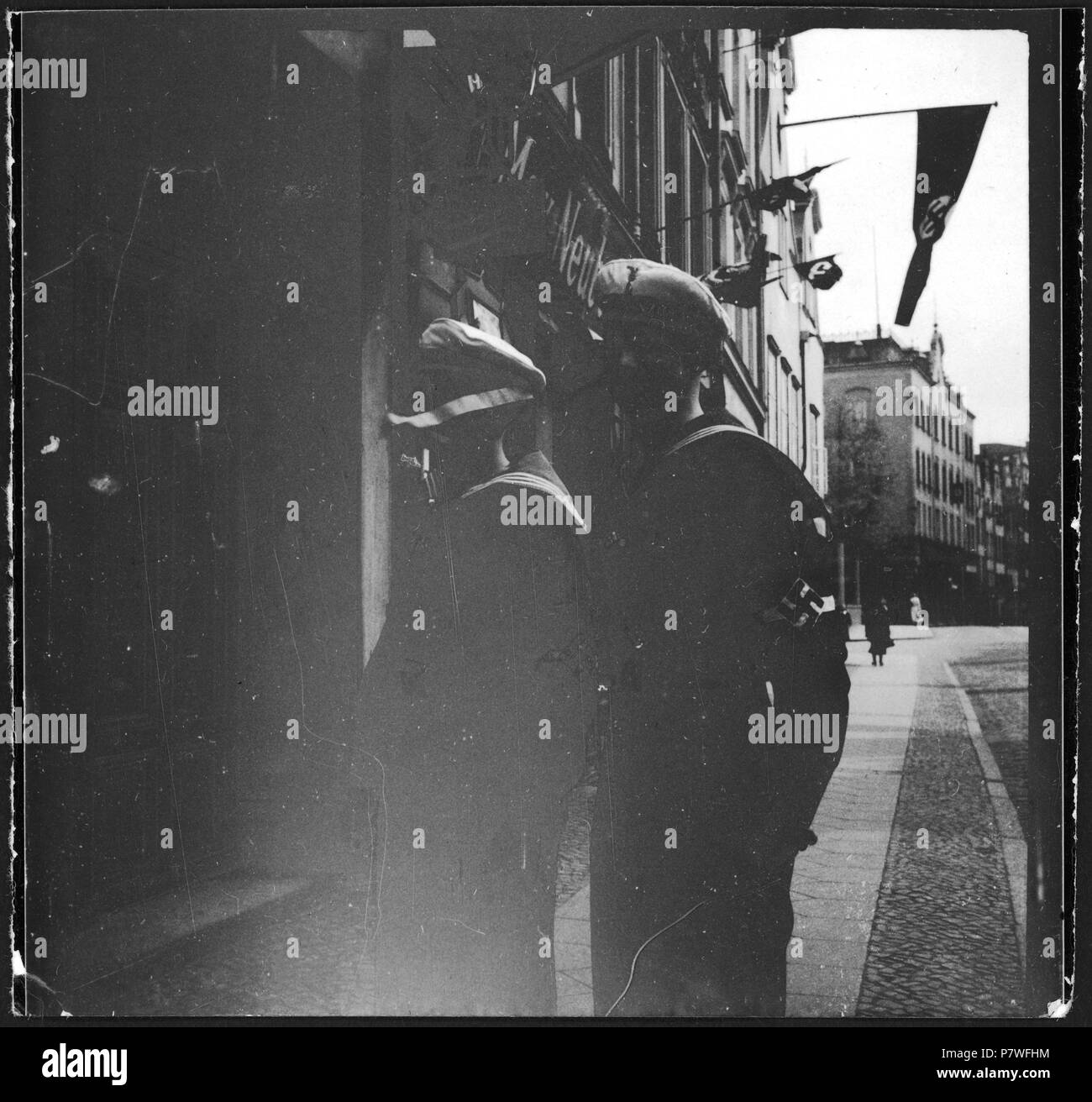 Freie Stadt Danzig, Danzica (Gdansk): Hitlerjugend; 2 Knaben in uniforme der Hitlerjugend Marine mit Hakenkreuz-Armbinde. 1937 71 CH-NB - Freie Stadt Danzig, Danzica (Gdansk)- Hitlerjugend - Annemarie Schwarzenbach - SLA-Schwarzenbach-UN-5-13-071 Foto Stock