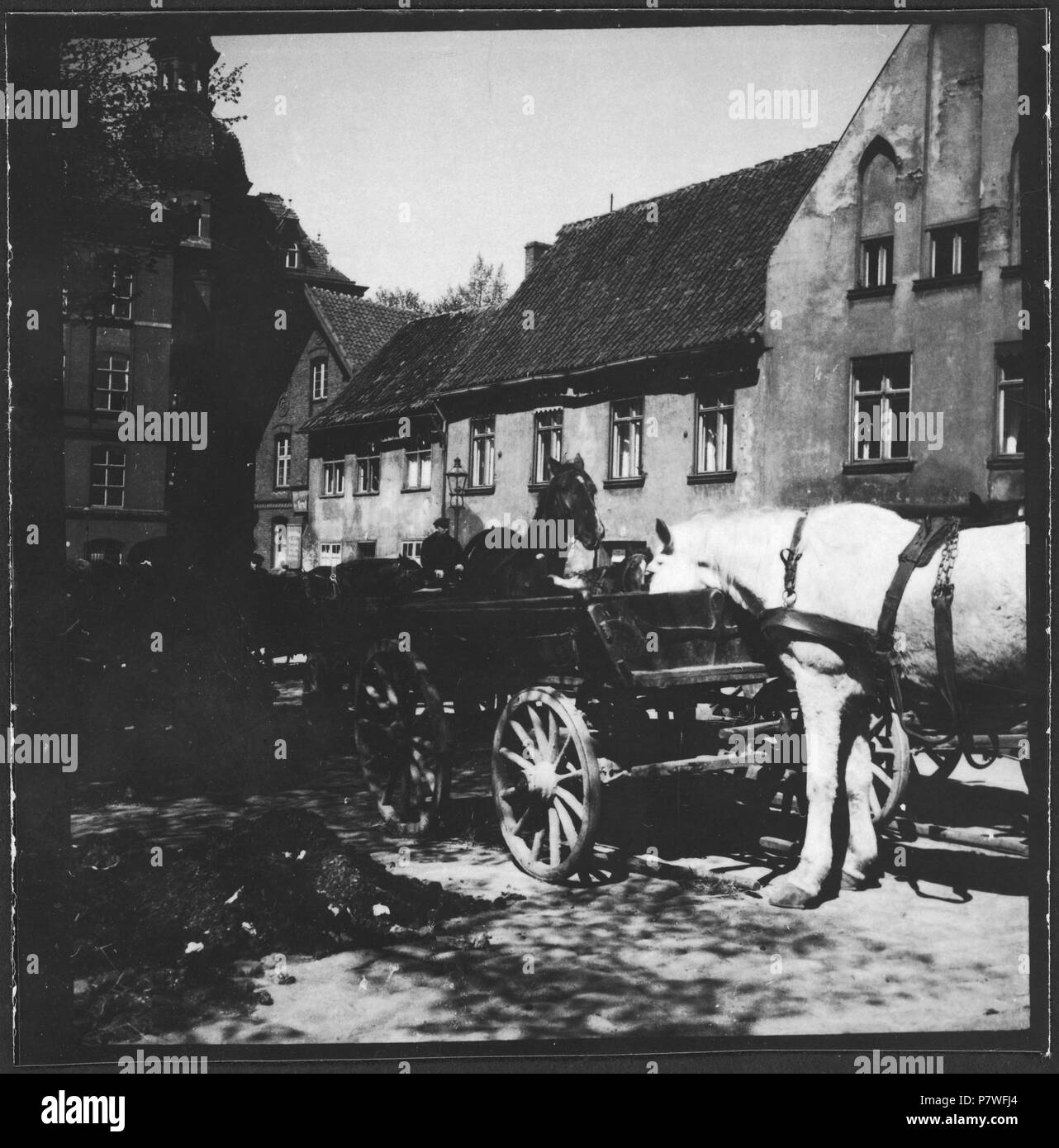 Freie Stadt Danzig, Danzica (Gdansk): Strassenszene (Lokalisierung unsicher); Pferde mit Kutsche auf einer Strasse gesäumt von Häusern. 1937 71 CH-NB - Freie Stadt Danzig, Danzica (Gdansk)- Strassenszene (Lokalisierung unsicher) - Annemarie Schwarzenbach - SLA-Schwarzenbach-UN-5-13-052 Foto Stock