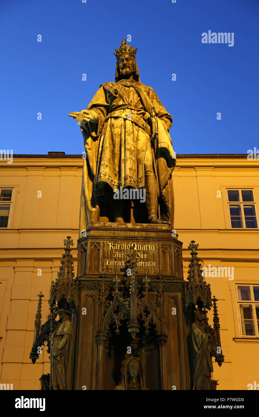 Statua di Carlo IV, Cavalieri della Croce Square, Staré Město (Città Vecchia), Praga Cechia (Repubblica Ceca), Europa Foto Stock