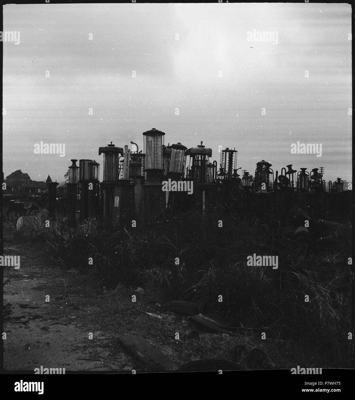 Stati Uniti d'America, Atene/TN: Autofriedhof; Abwrackteile auf einer Wiese. Dal 1936 fino al 1938 84 CH-NB - USA, Atene-TN- Autofriedhof - Annemarie Schwarzenbach - SLA-Schwarzenbach-UN-5-10-193 Foto Stock