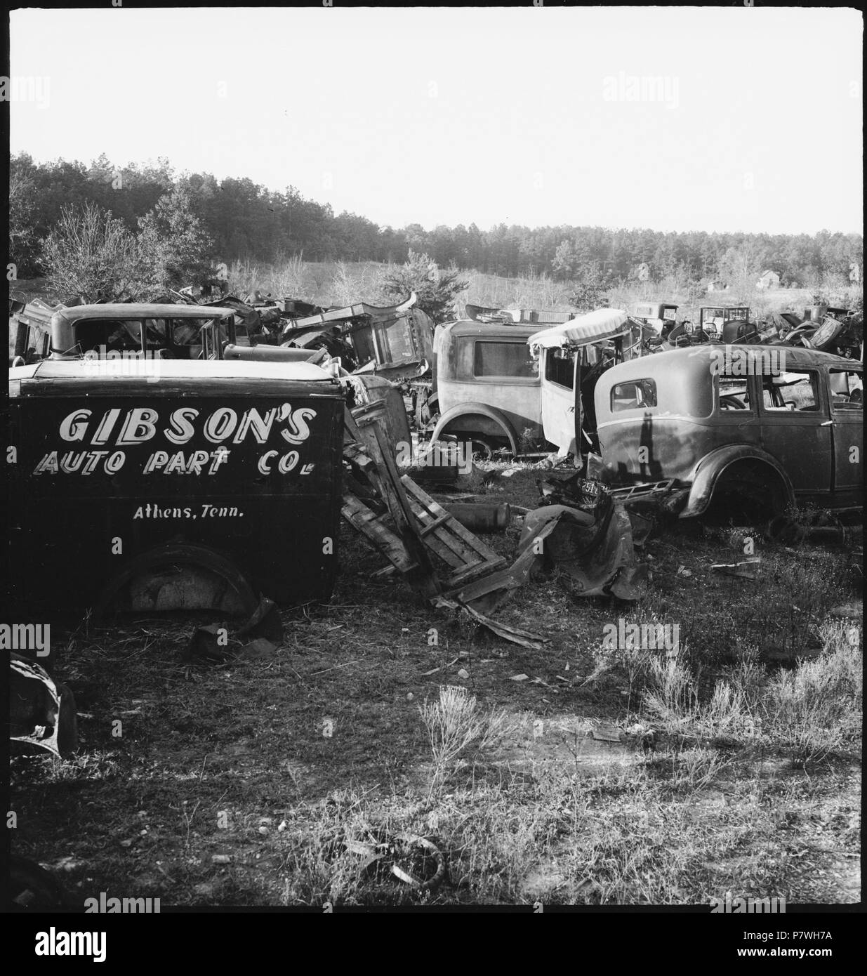 Stati Uniti d'America, Atene/TN: Autofriedhof; Autowracks auf einer Wiese. Dal 1936 fino al 1938 85 CH-NB - USA, Atene-TN- Autofriedhof - Annemarie Schwarzenbach - SLA-Schwarzenbach-UN-5-10-205 Foto Stock