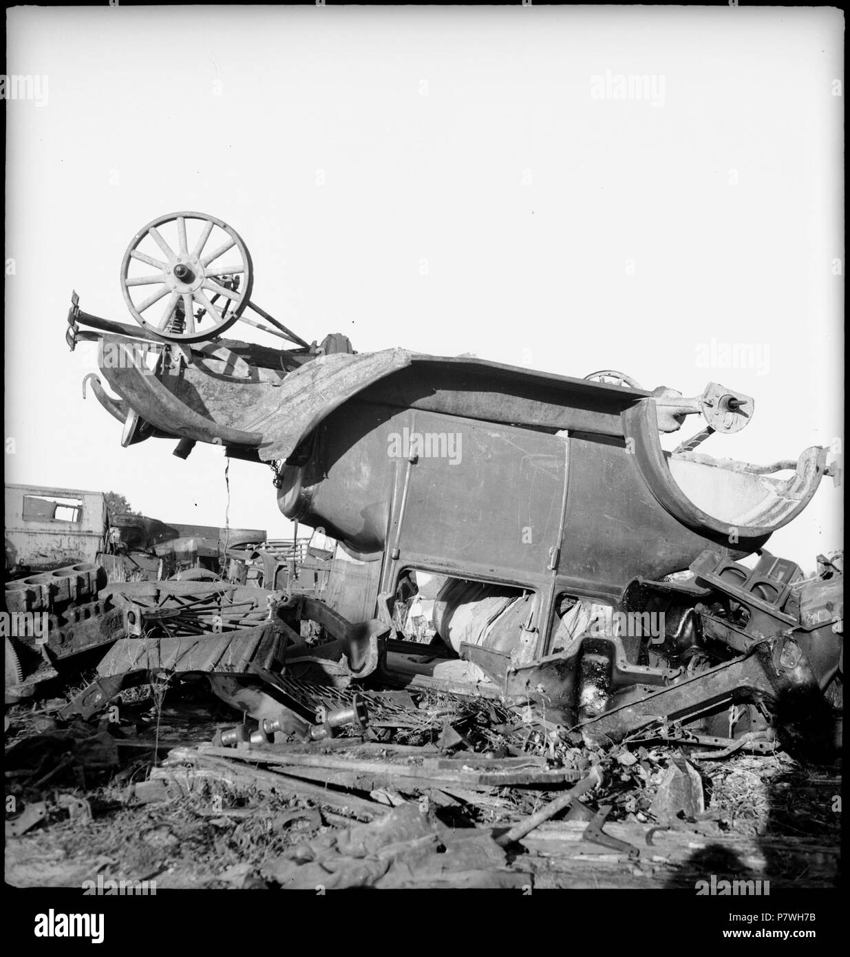 Stati Uniti d'America, Atene/TN: Autofriedhof; Autowracks auf einer Wiese. Dal 1936 fino al 1938 85 CH-NB - USA, Atene-TN- Autofriedhof - Annemarie Schwarzenbach - SLA-Schwarzenbach-UN-5-10-203 Foto Stock
