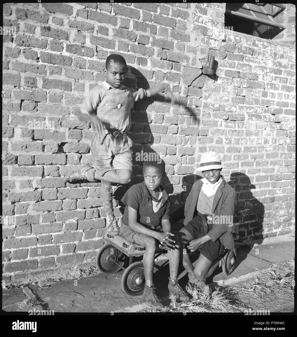 Stati Uniti d'America, Charleston/SC: Menschen; Drei Jungen vor einer Backsteinmauer. Dal 1936 fino al 1938 85 CH-NB - USA, Charleston-SC- Menschen - Annemarie Schwarzenbach - SLA-Schwarzenbach-UN-5-11-163 Foto Stock
