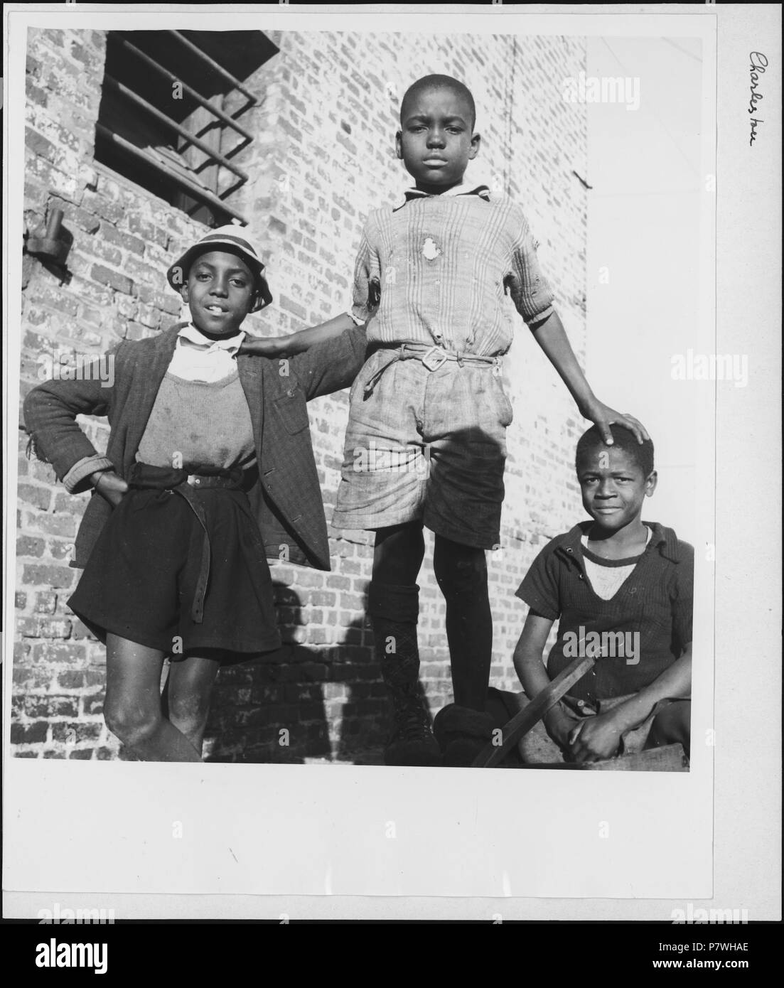 Stati Uniti d'America, Charleston/SC: Menschen; Drei Jungen vor einer Backsteinmauer. Dal 1936 fino al 1938 85 CH-NB - USA, Charleston-SC- Menschen - Annemarie Schwarzenbach - SLA-Schwarzenbach-UN-5-11-186 Foto Stock