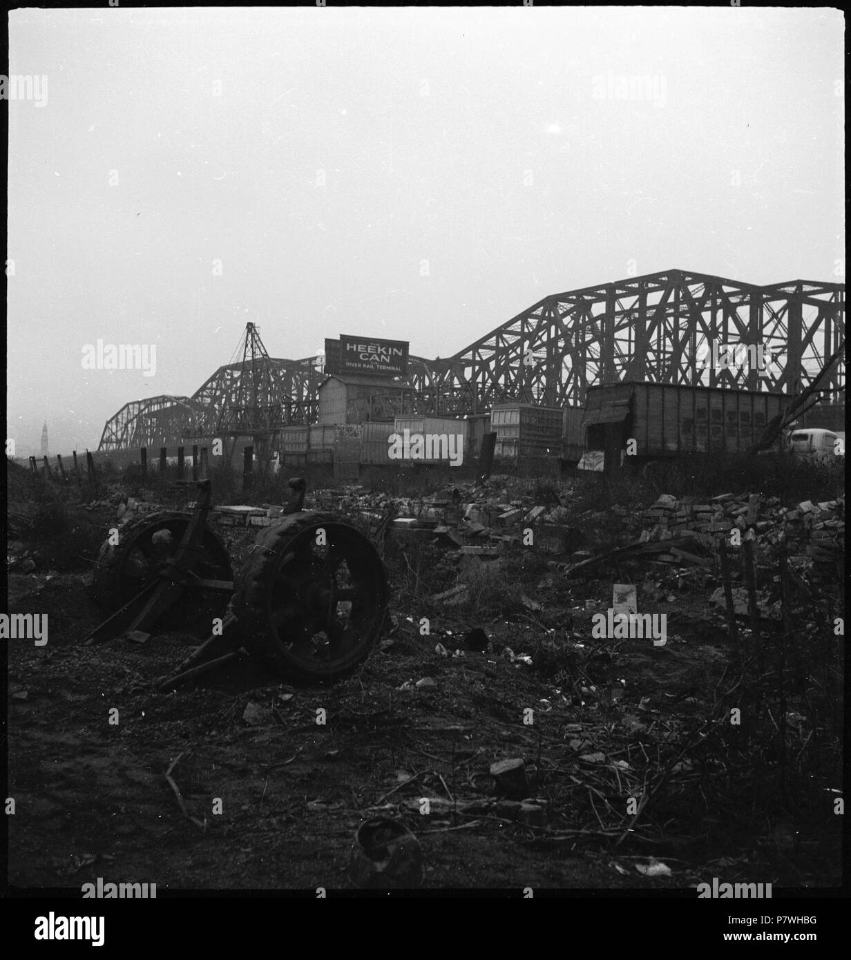 Stati Uniti d'America, Cincinnati/OH: Hafen; Eisenbrücke, davor contenitore. Febbraio 1938 85 CH-NB - USA, Cincinnati-OH- Hafen - Annemarie Schwarzenbach - SLA-Schwarzenbach-UN-5-10-068 Foto Stock