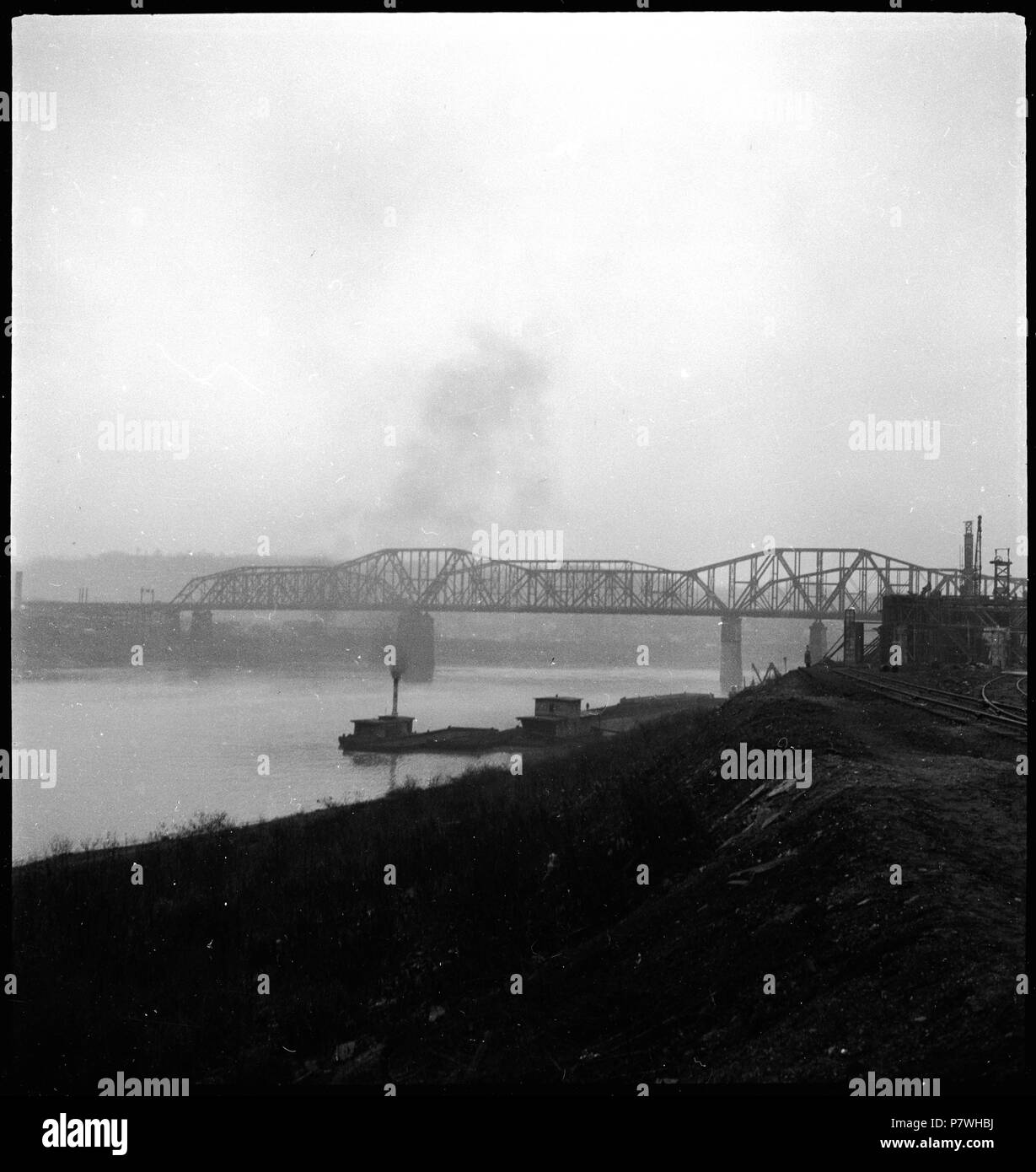Stati Uniti d'America, Cincinnati/OH: Hafen; Eisenbahnbrücke über einen Fluss. Febbraio 1938 85 CH-NB - USA, Cincinnati-OH- Hafen - Annemarie Schwarzenbach - SLA-Schwarzenbach-UN-5-10-069 Foto Stock