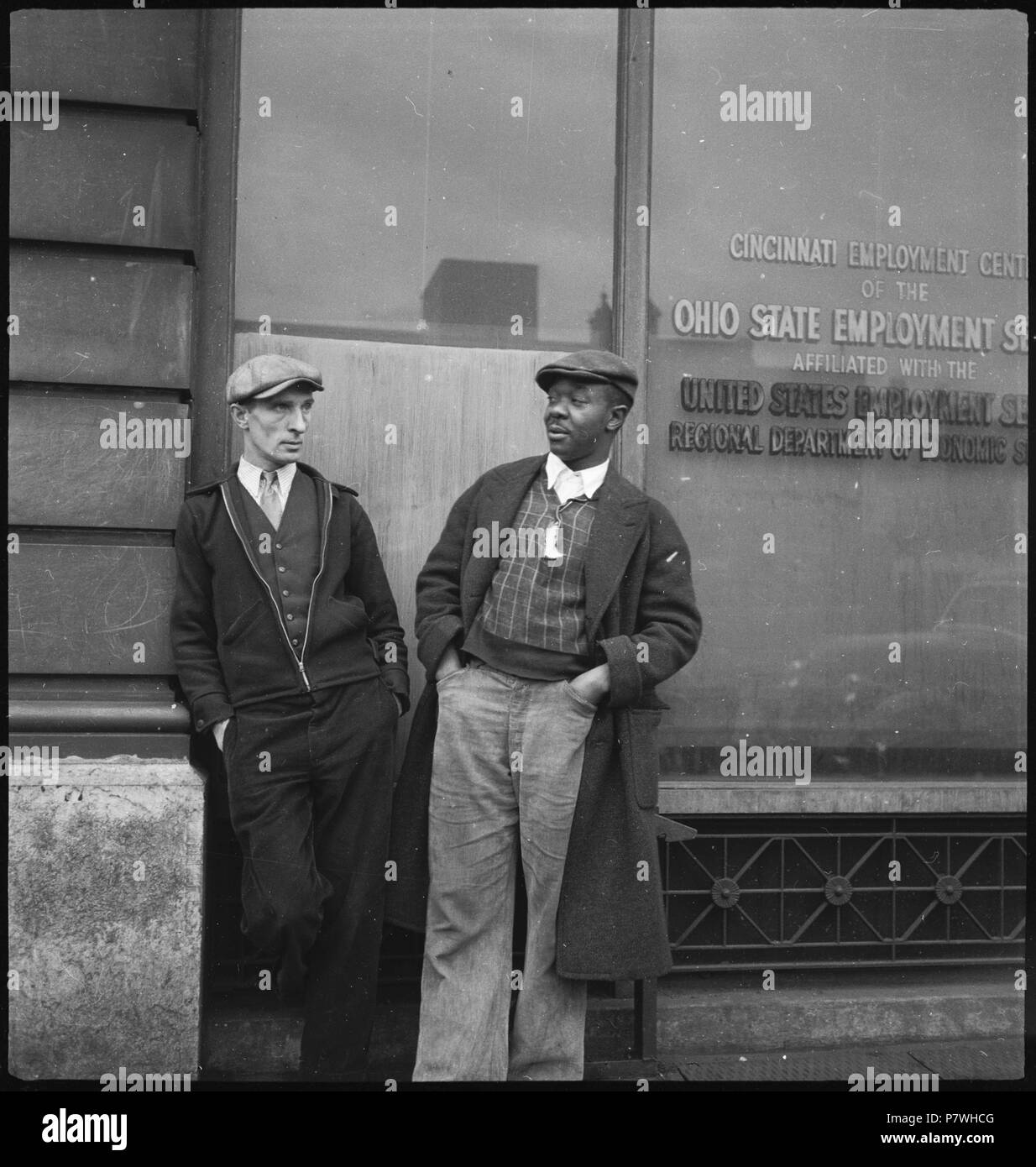Stati Uniti d'America, Cincinnati/OH: Menschen; Zwei Männer lehnen un einer Hauswand. Febbraio 1938 85 CH-NB - USA, Cincinnati-OH- Menschen - Annemarie Schwarzenbach - SLA-Schwarzenbach-UN-5-10-086 Foto Stock