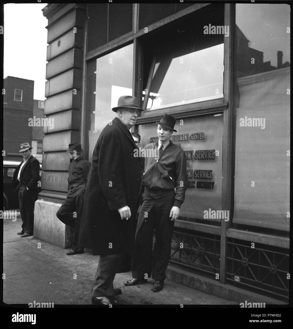 Stati Uniti d'America, Cincinnati/OH: Menschen; Männer wartend vor einem Gebäude. Febbraio 1938 85 CH-NB - USA, Cincinnati-OH- Menschen - Annemarie Schwarzenbach - SLA-Schwarzenbach-UN-5-10-088 Foto Stock