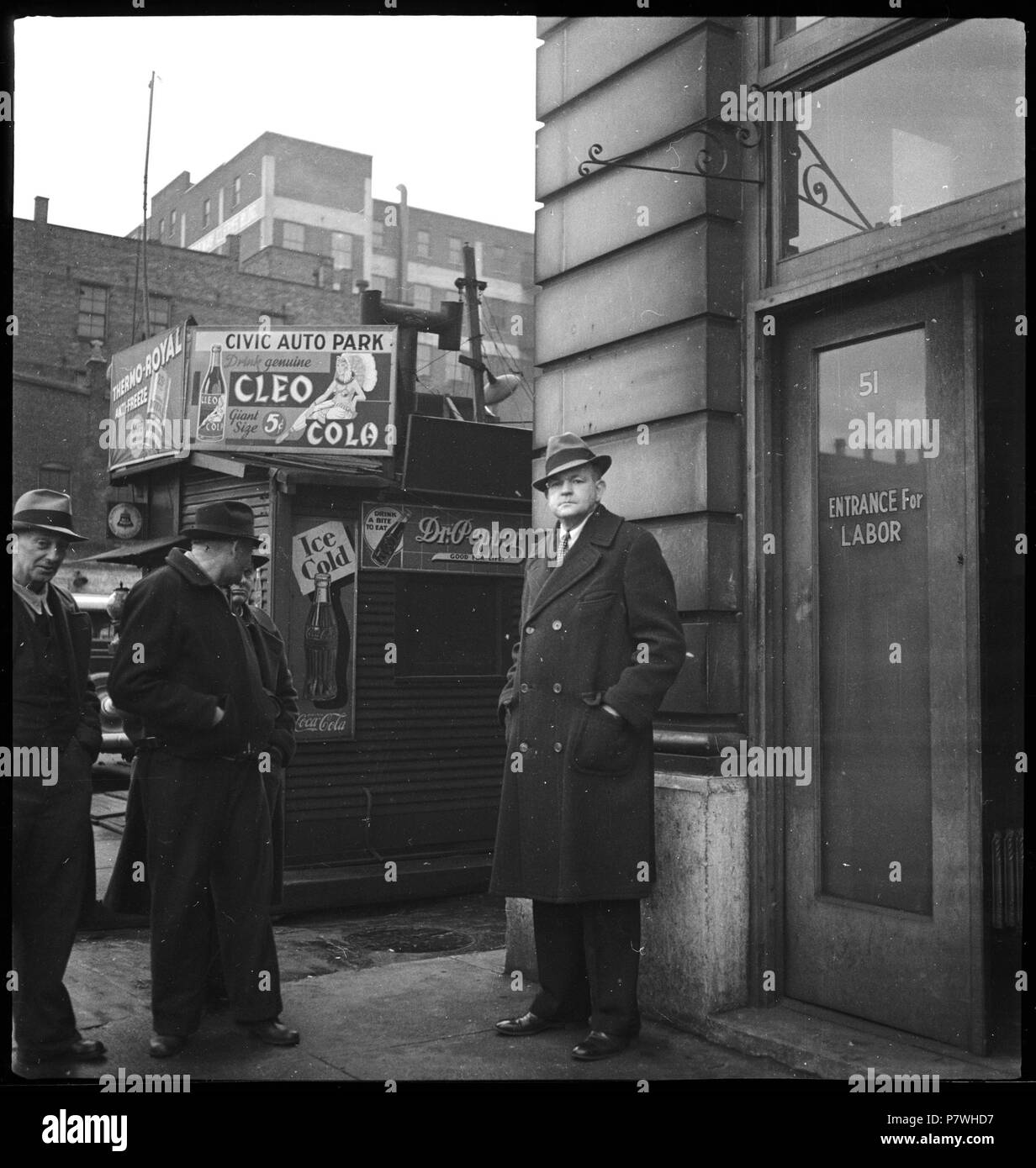 Stati Uniti d'America, Cincinnati/OH: Menschen; Männer wartend vor einem Gebäude. Febbraio 1938 85 CH-NB - USA, Cincinnati-OH- Menschen - Annemarie Schwarzenbach - SLA-Schwarzenbach-UN-5-10-090 Foto Stock