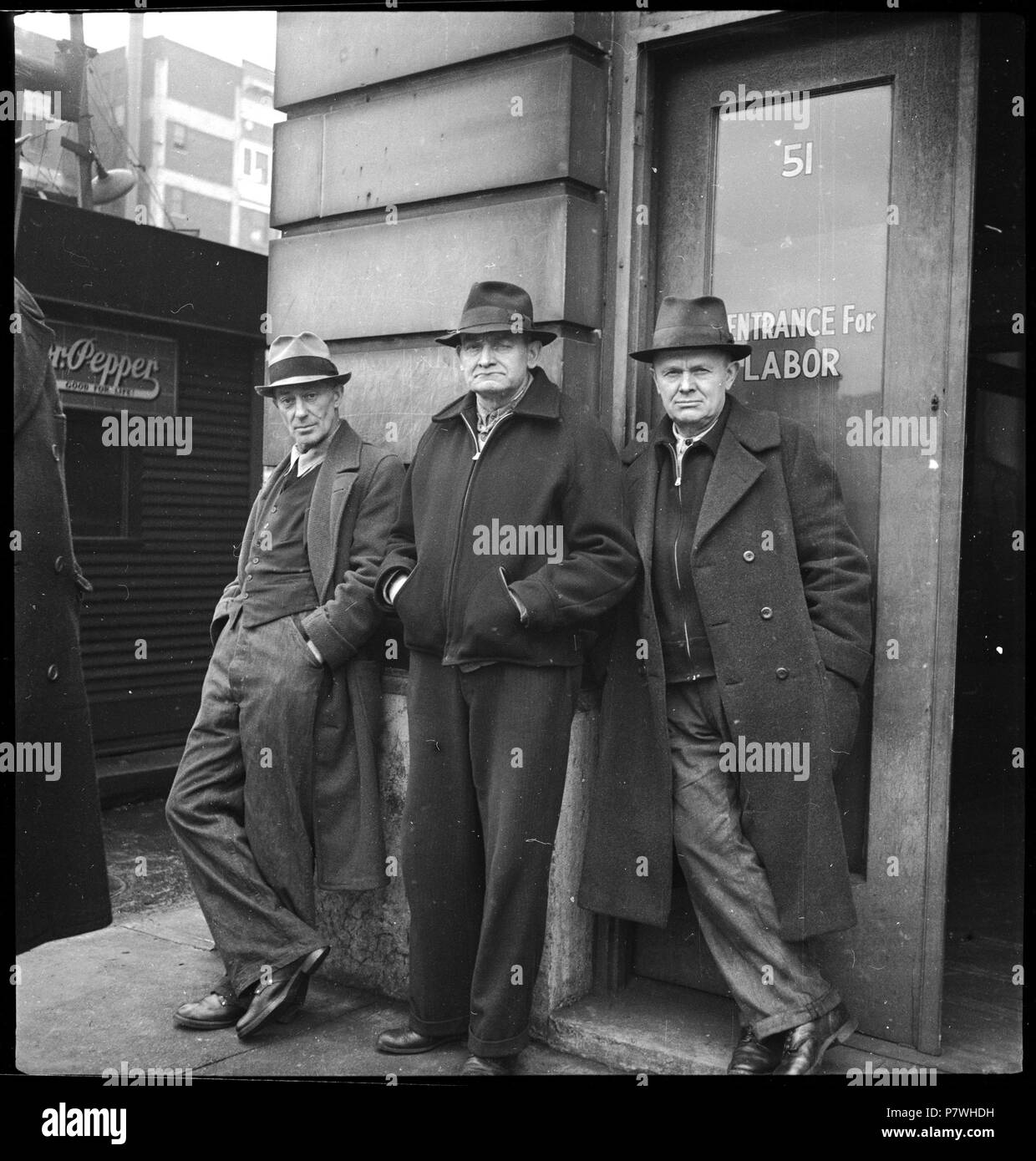 Stati Uniti d'America, Cincinnati/OH: Menschen; Männer wartend vor einem Gebäude. Febbraio 1938 85 CH-NB - USA, Cincinnati-OH- Menschen - Annemarie Schwarzenbach - SLA-Schwarzenbach-UN-5-10-089 Foto Stock