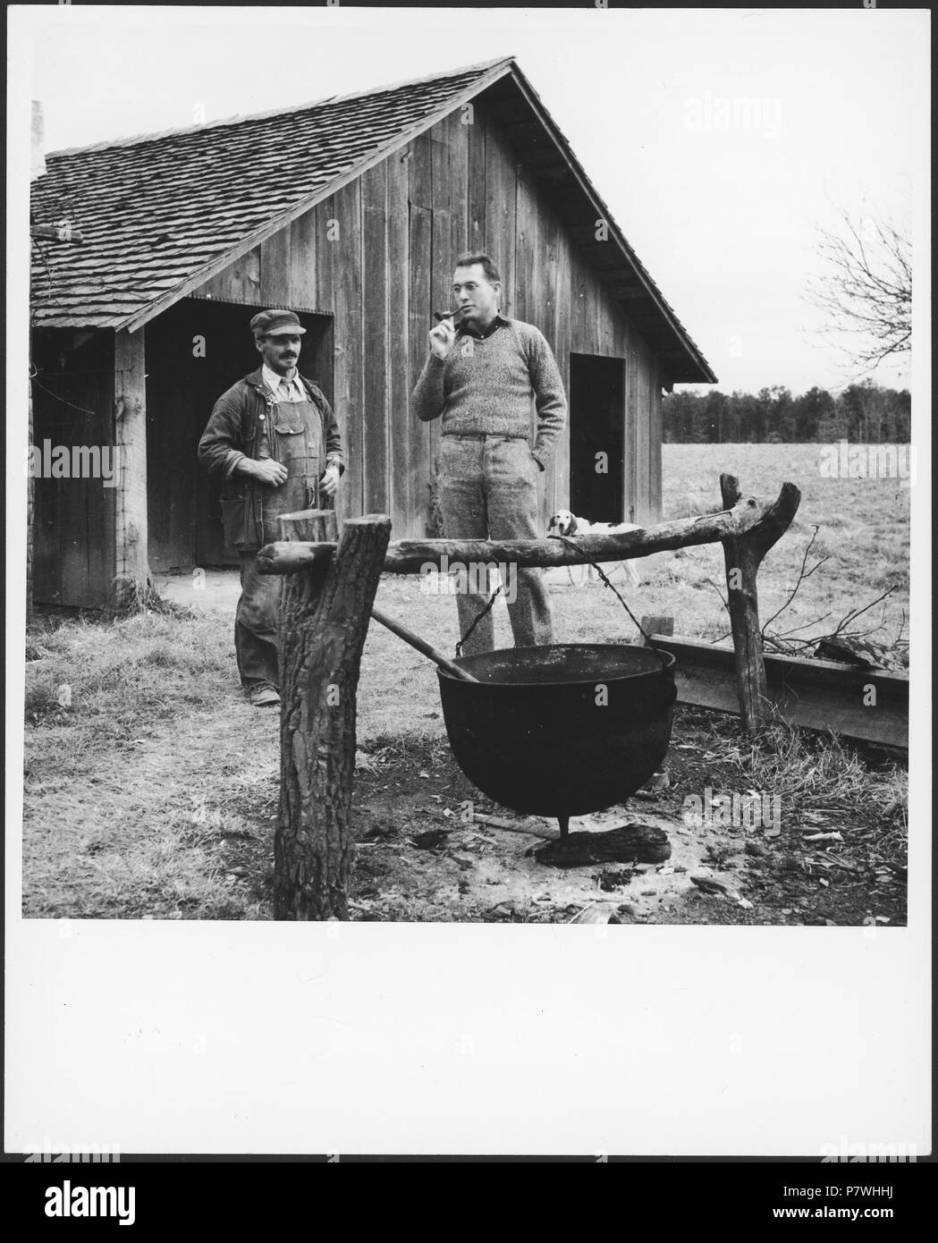 Stati Uniti d'America, Gruetli/TN: fattoria; Miglia Horton und ein Mann bei einer Feuerstelle. Dal 1936 fino al 1938 85 CH-NB - USA, Gruetli-TN- Farm - Annemarie Schwarzenbach - SLA-Schwarzenbach-UN-5-10-157 Foto Stock