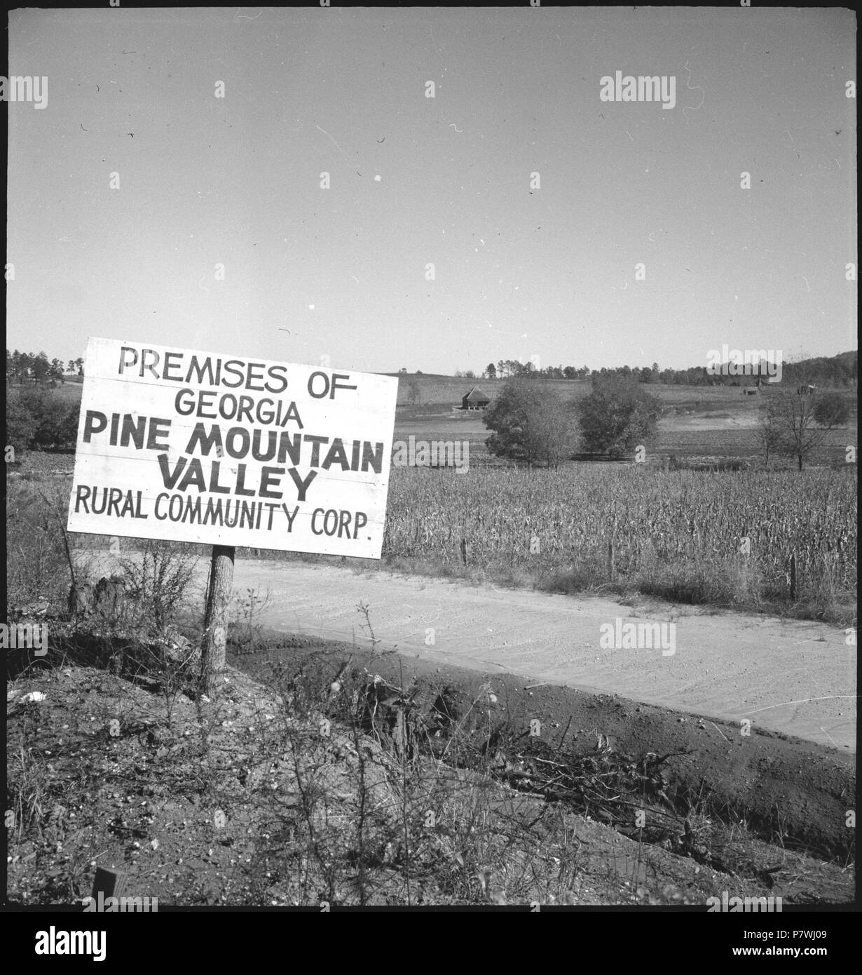 Stati Uniti d'America, Pine Mountain Valley/GA: Landschaft; Schild mit der Aufschrift " Locali della Georgia Pine Mountain Valley comunità rurale Corp.' neben einer Strasse. Dal 1936 fino al 1938 86 CH-NB - USA, Pine Mountain Valley-GA- Landschaft - Annemarie Schwarzenbach - SLA-Schwarzenbach-UN-5-11-112 Foto Stock