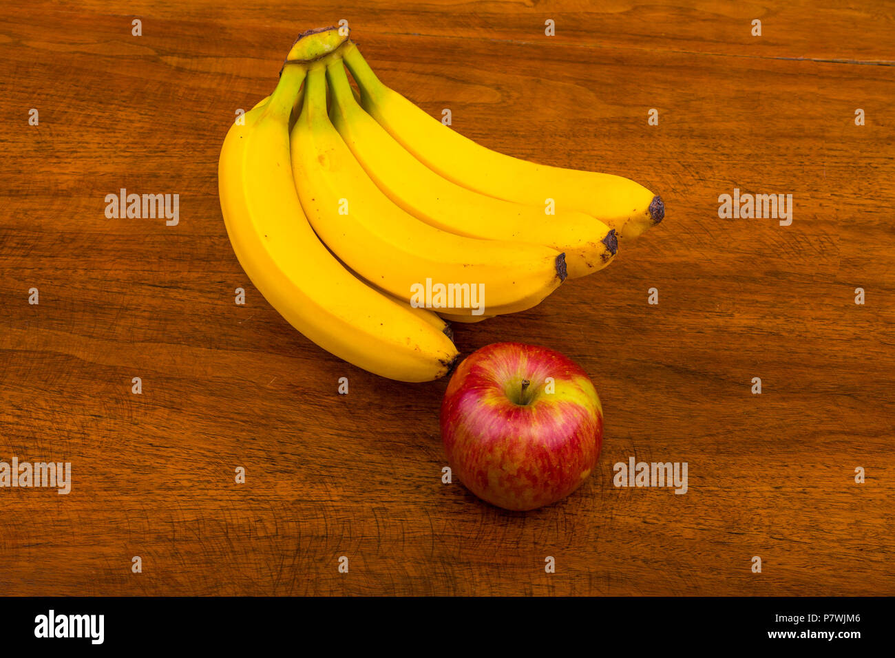 Apple e il mazzetto di banane Foto Stock