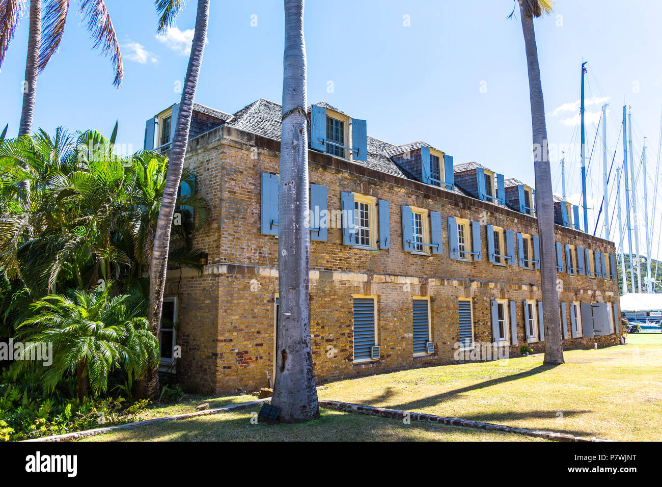 Finestre a lucernario in antico edificio di pietra Foto Stock