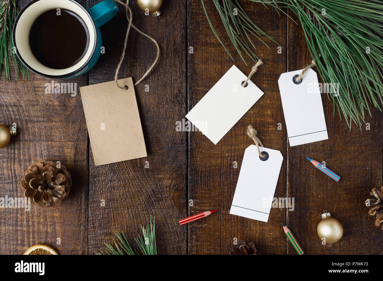 Sfondo di natale con tazza di caffè, prezzo e le decorazioni di Natale sul legno scuro tabella, vista dall'alto Foto Stock