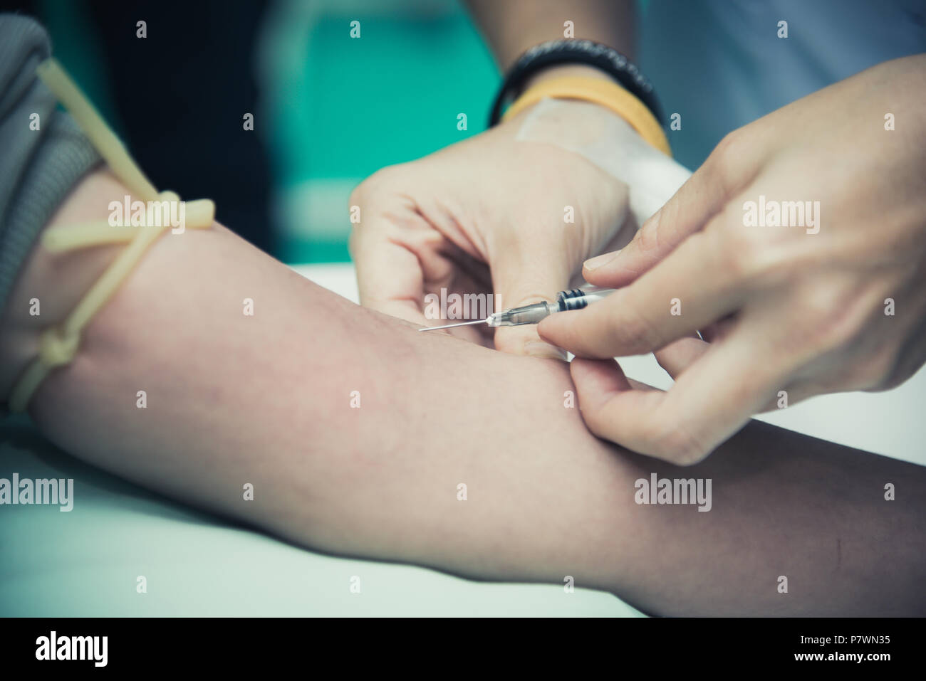 Close up per la raccolta di sangue al braccio. Le persone e il concetto di assistenza sanitaria. Ospedale e clinica del tema. Foto Stock