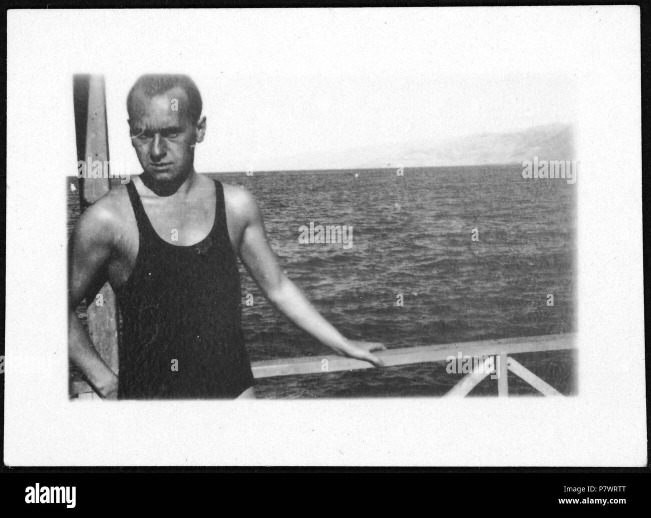 Schwimmen (Lokalisierung unsicher); Ein Mann im Badeanzug am Wasser. Dal 1935 fino al 1935 82 CH-NB - Schwimmen (Lokalisierung unsicher) - Annemarie Schwarzenbach - SLA-Schwarzenbach-UN-5-07188 Foto Stock