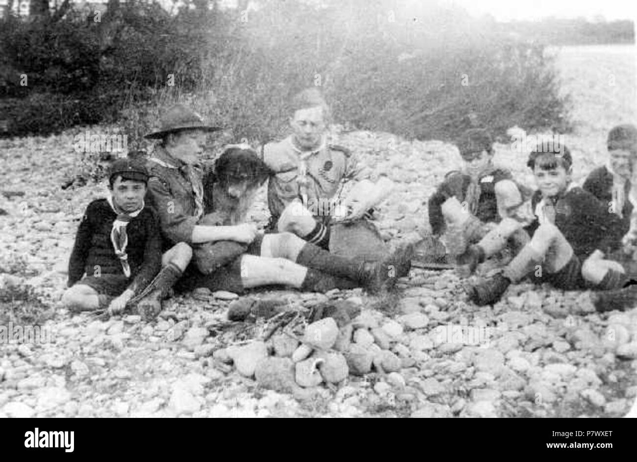 Darlington boy scout e lupetti nel 1920s a basso Coniscliffe, County Durham, Inghilterra. Da vecchio negativo di vetro, foto prese ca.1920. Tra il 1920 e il 1925 102 Darlington lupetti e Boy Scout bassa Coniscliffe Durham 1920s Foto Stock