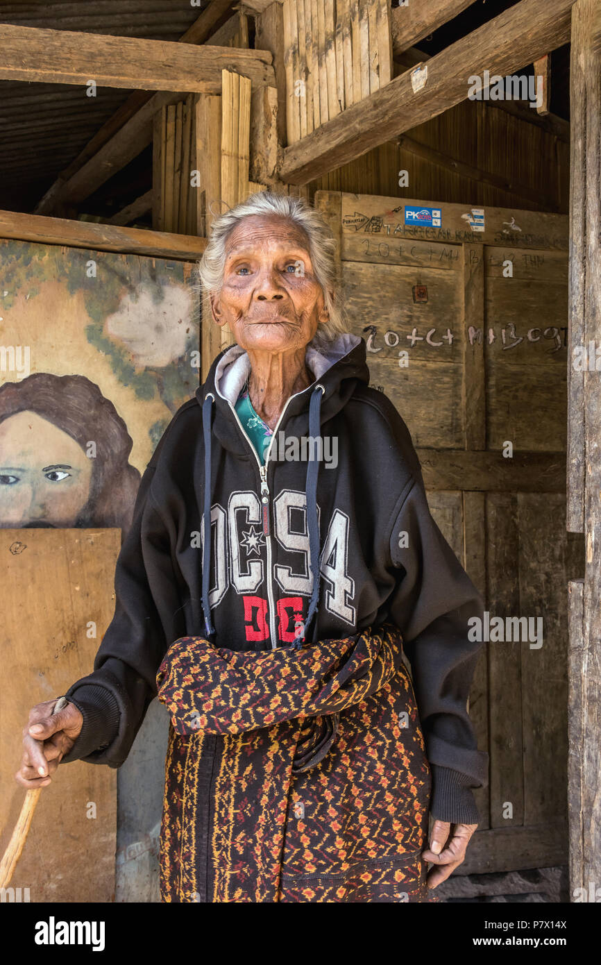 Ritratto di un anziano Lio donna nella sua porta, Saga villaggio megalitico, Detusoko, Nusa Tenggara orientale, Indonesia Foto Stock