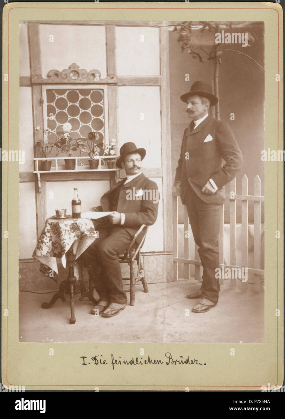 Doppelbelichtung, Studio Kulisse 148 ETH-BIB-Doppelgänger-Aufnahme von prof. Johann Barbieri, er selbst, I. Die feindlichen Brüder-Portrait-Portr 11380 Foto Stock