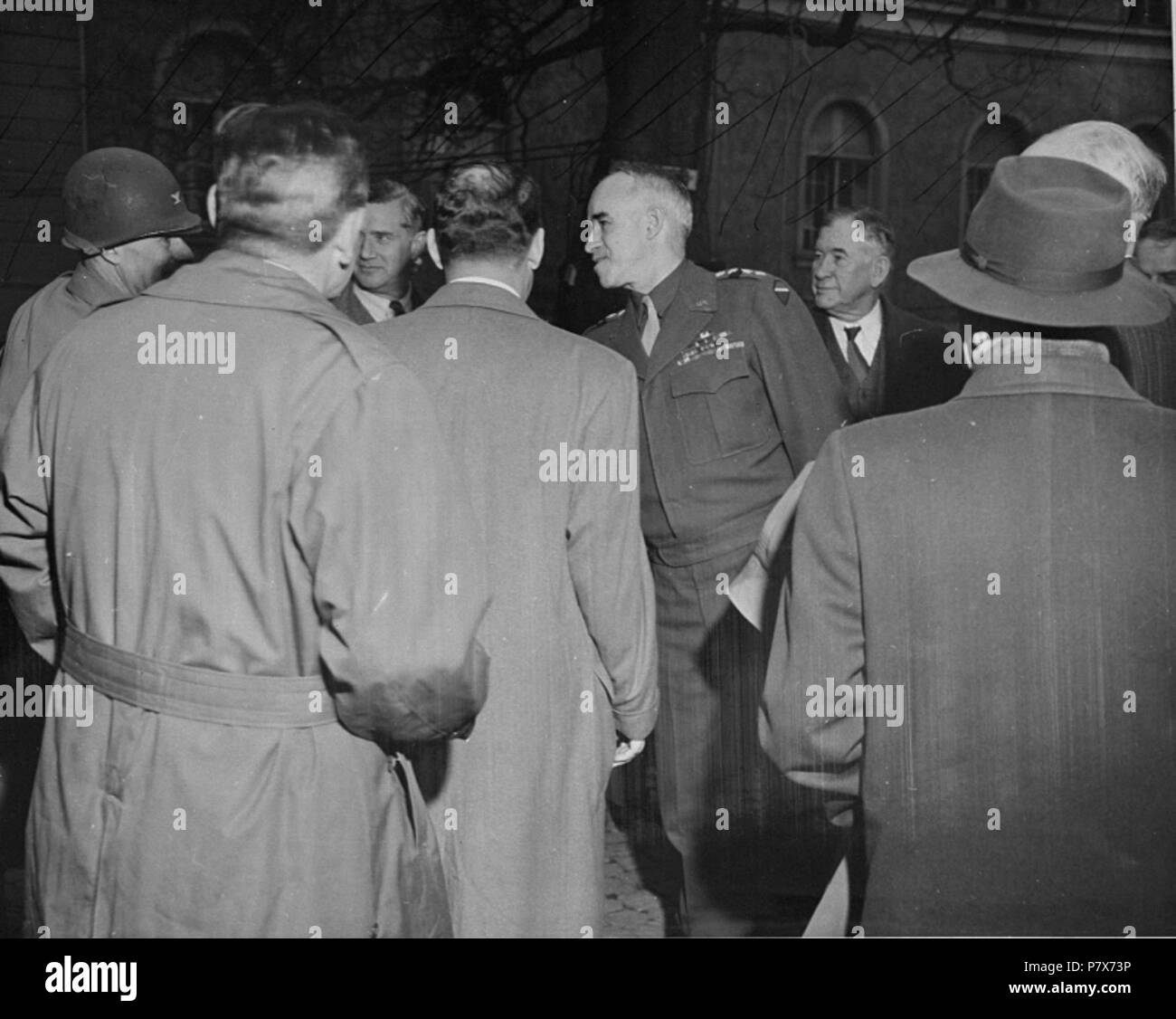 Inglese: Generale Omar Bradley saluta un gruppo di congressisti americani presso la sua sede a Wiesbaden . 25 Aprile 1945 170 Generale Omar Bradley saluta un gruppo di congressisti americani presso la sua sede a Wiesbaden. 1945 aprile 25 Foto Stock