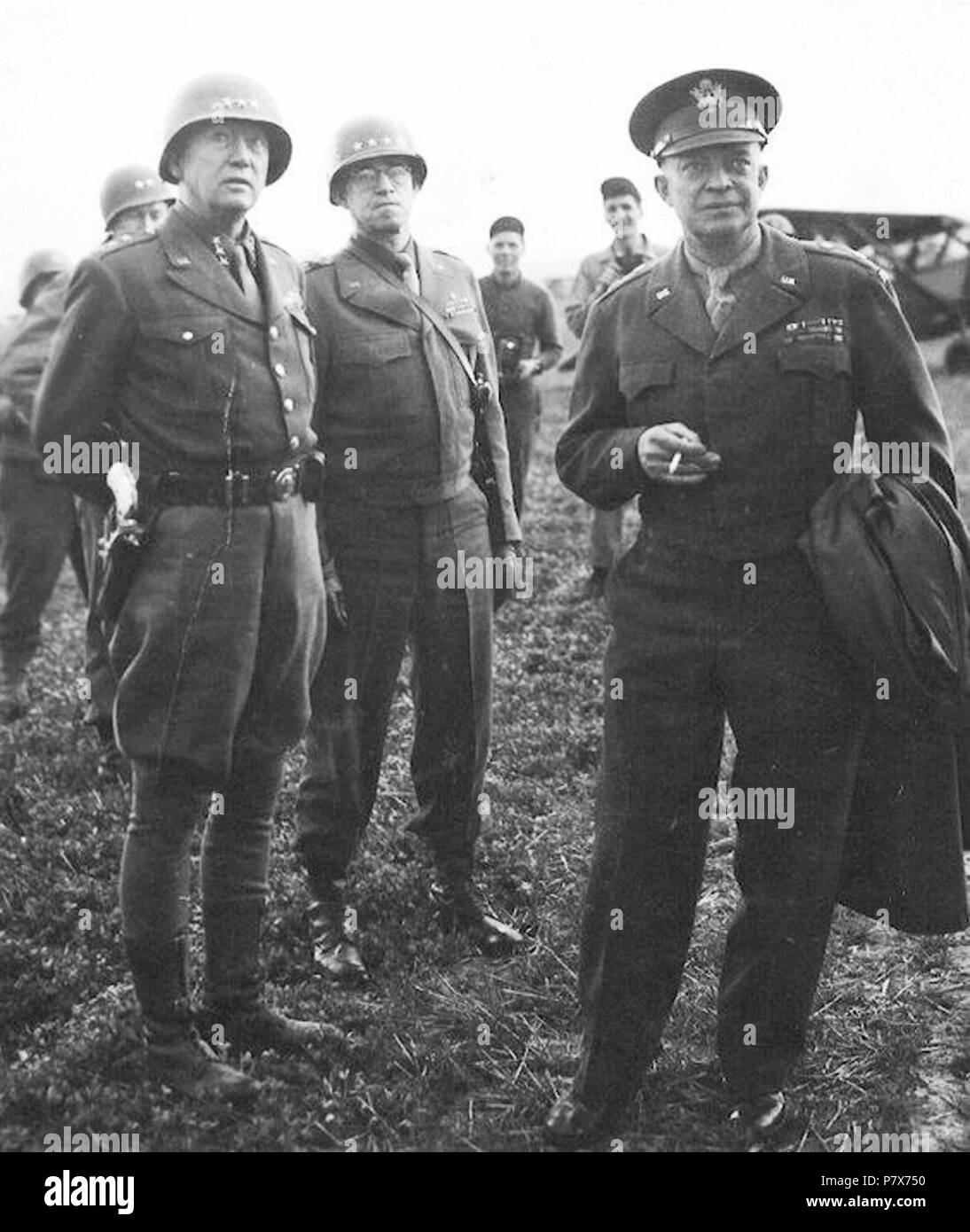 Inglese: Generali Eisenhower, Patton e Bradley in Francia poco dopo il D-Day . 1944 170 Generali Eisenhower, Patton e Bradley in Francia poco dopo il D-Day Foto Stock