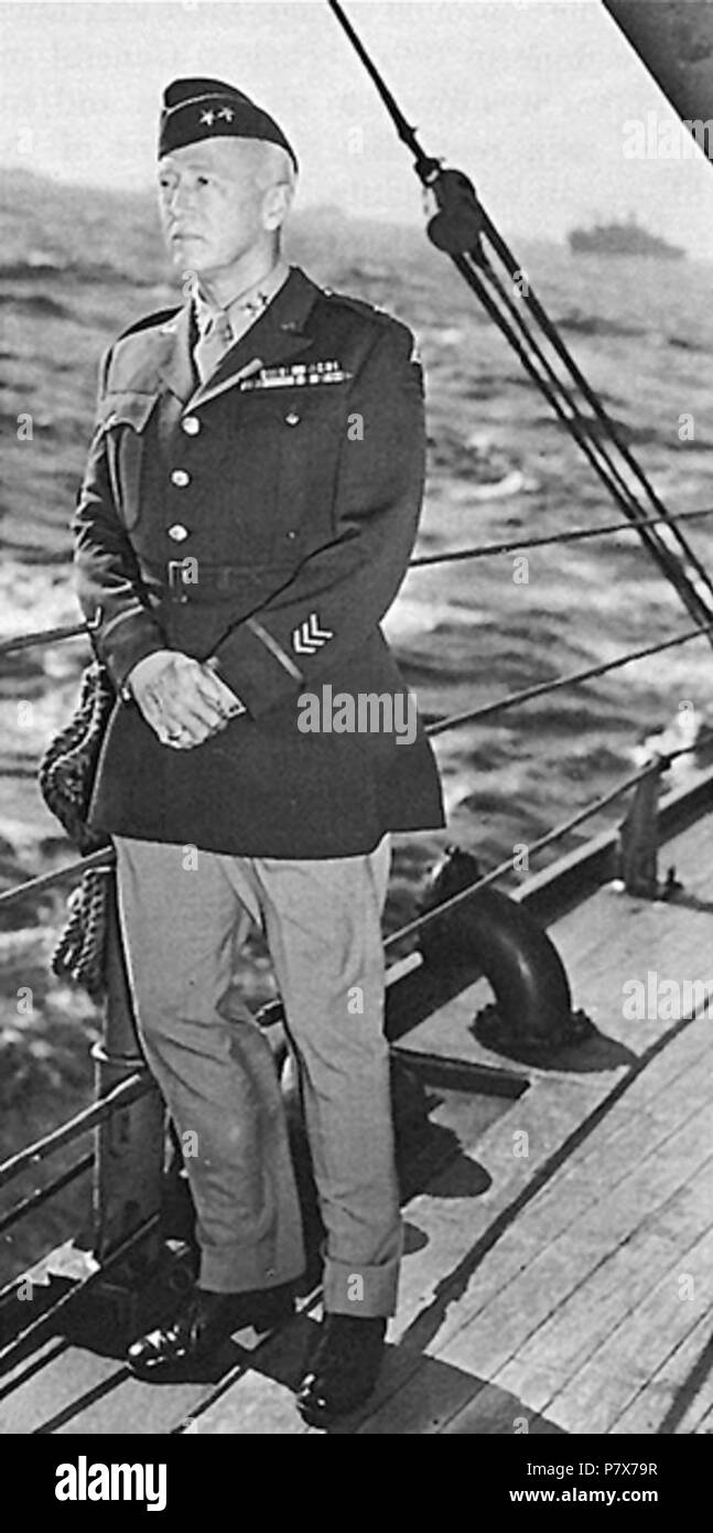 Inglese: Il Mag. Gen. George S. Patton, Jr., a bordo della USS Augusta, la Western Task Force headquarters nave. Parte del "Torcia' convoglio è appena visibile sullo sfondo . 1942 171 George Patton S. 32 Foto Stock