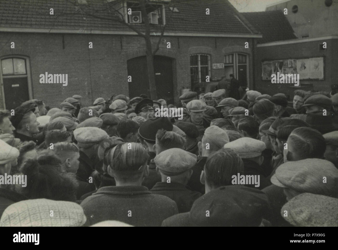 . De strijd om Amsterdam. Nederlands: De NSB voert propaganda voor de actie ' De strijd om Amsterdam' die liep van 04-03-1944 tot 15-06-1944- tijdens een openlucht bijeenkomst op de markt. È Spreker A. J. il farro. Deze foto è afkomstig uit het archief van de Fotodienst der NSB. 23 Settembre 1944 129 De strijd om Amsterdam - der Fotodienst NSB - NIOD - 212376 Foto Stock