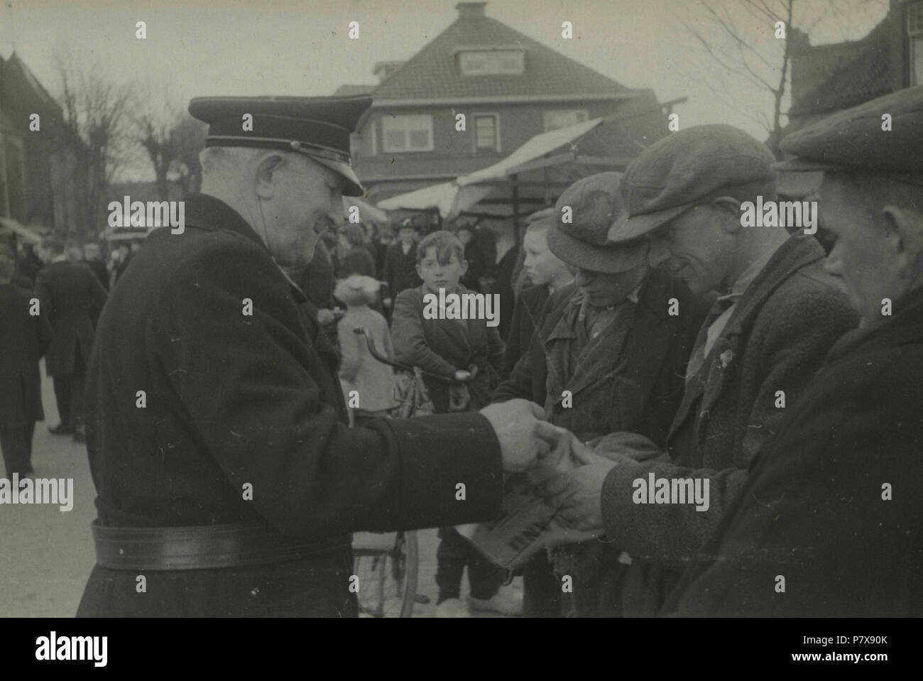 . De strijd om Amsterdam. Nederlands: Colportage incontrato "Volk en Vaderland'. De NSB voert propaganda voor de actie ' De strijd om Amsterdam' die liep van 04-03-1944 tot 15-06-1944- tijdens een openlucht bijeenkomst op de markt. È Spreker A. J. il farro. Deze foto è afkomstig uit het archief van de Fotodienst der NSB. 29 Marzo 1944 129 De strijd om Amsterdam - der Fotodienst NSB - NIOD - 212380 Foto Stock