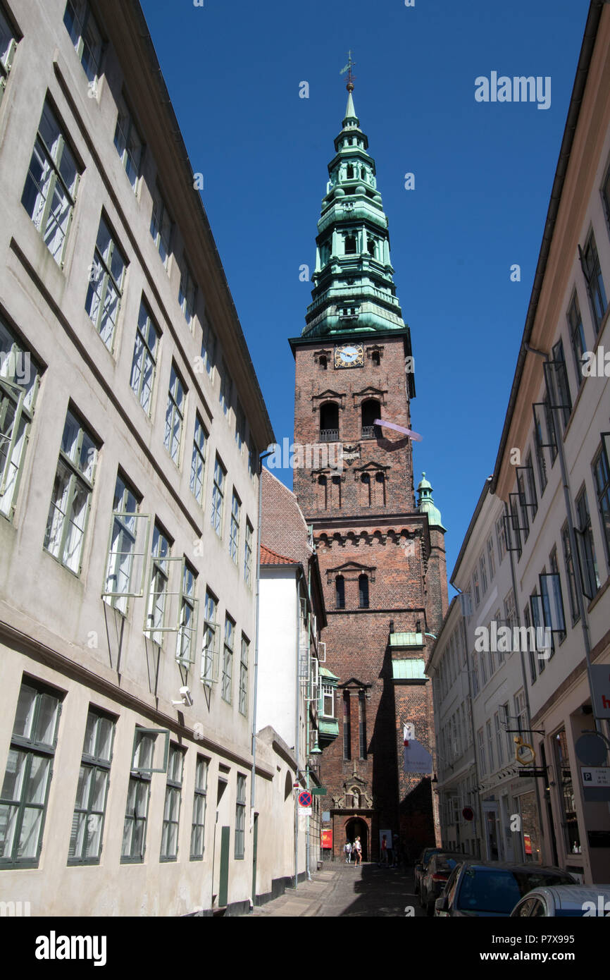 La torre della chiesa di St Nicholas - Nikolaj Kunsthal - Copenhagen DANIMARCA Foto Stock