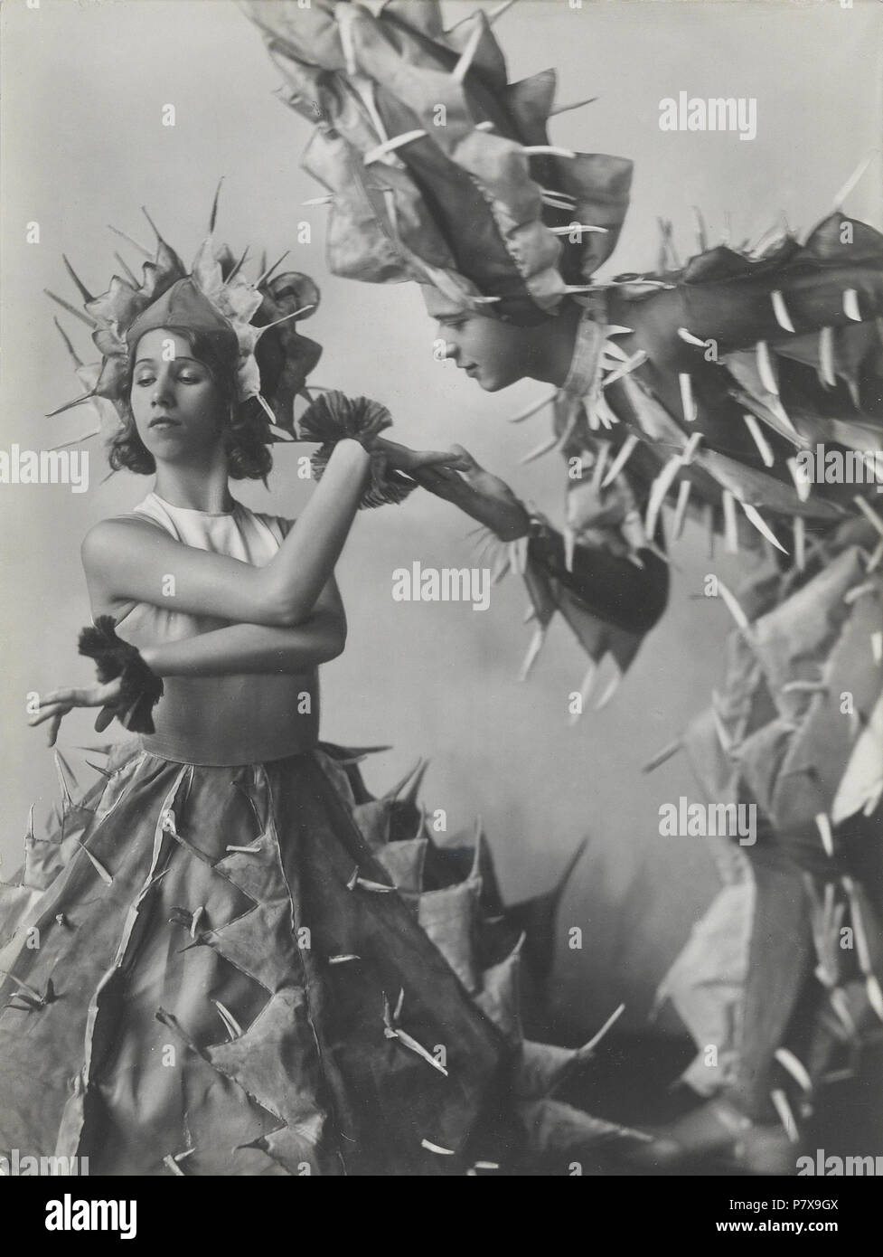 Manon Chaufour und Otto Werberg als "Tanzkakteen', um 1931, Gelatinesilber, 22,8 x 17,1 cm . 1931 175 Grete Kolliner Manon Chaufour und Otto Werberg als Tanzkakteen Foto Stock